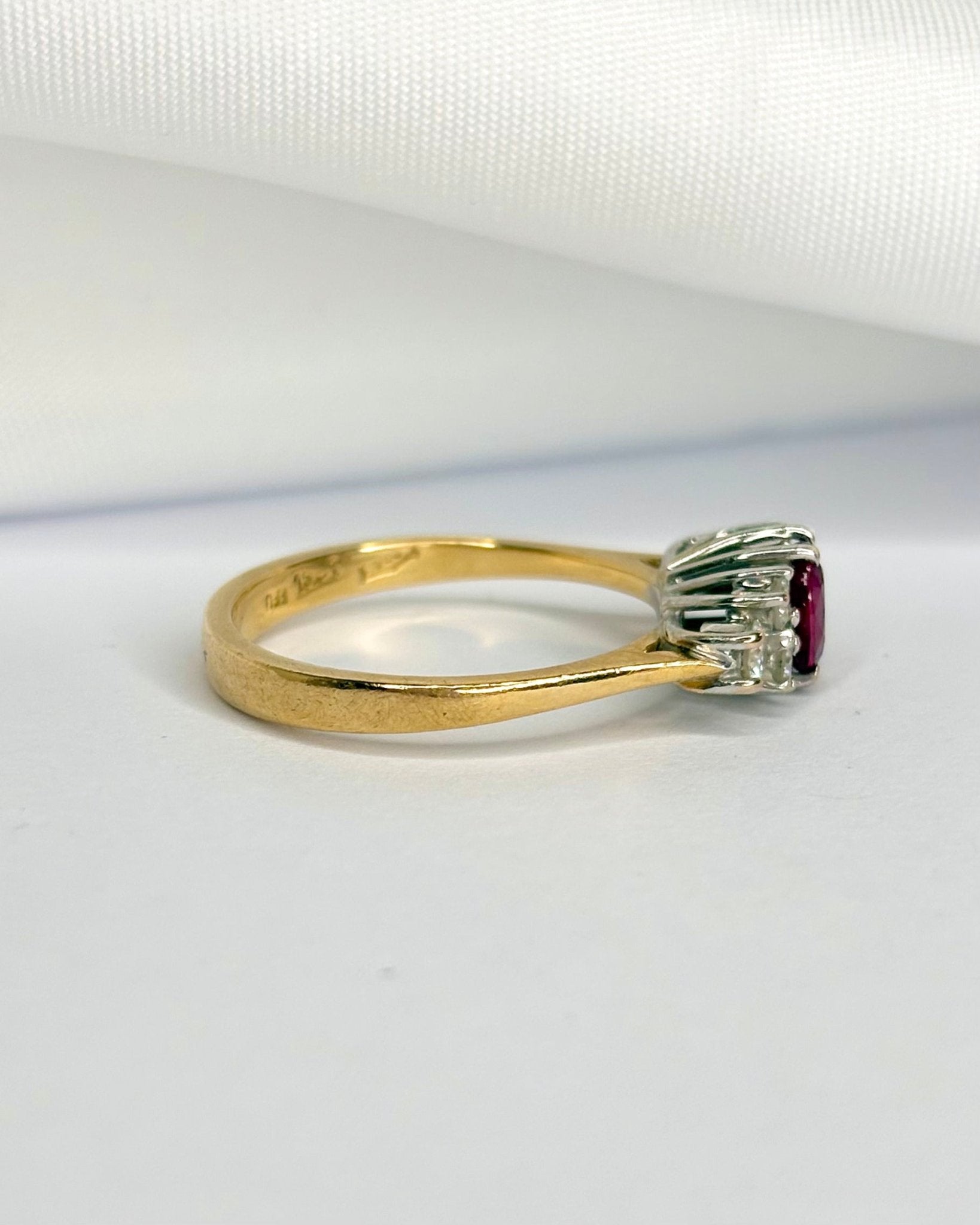 Bague Trilogie Rubis 0.50 carat &amp; 6 Diamants "Héloïse" - Elliade Paris