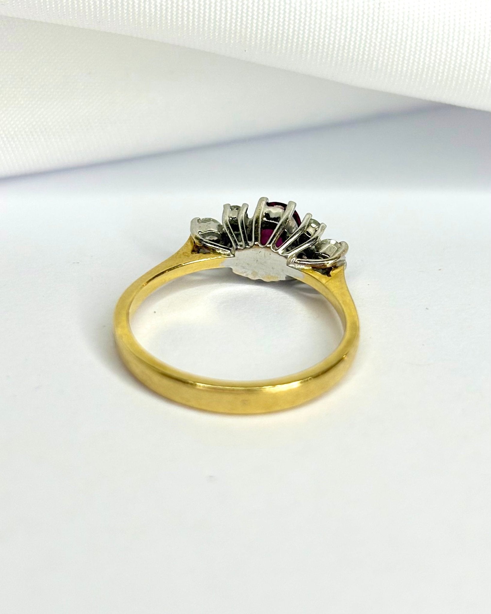 Bague Trilogie Rubis 0.50 carat &amp; 6 Diamants "Héloïse" - Elliade Paris