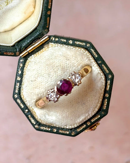 Bague Trilogie Rubis 0.50 carat &amp; Diamants "Vanessa" - Elliade Paris
