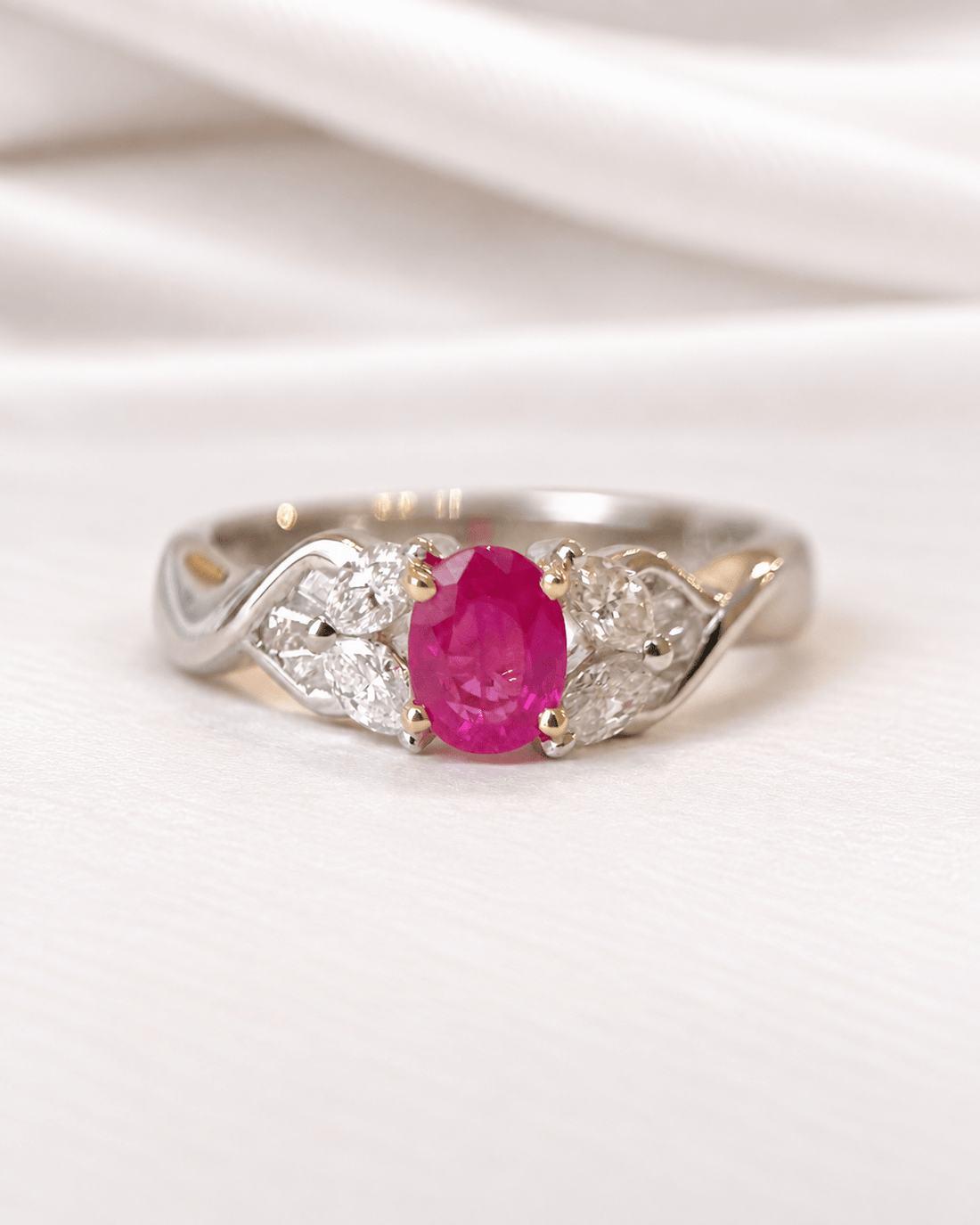 Bague Trilogie Rubis 0.55 carat &amp; Diamants 0.37 carat "Pascaline" - Elliade Paris