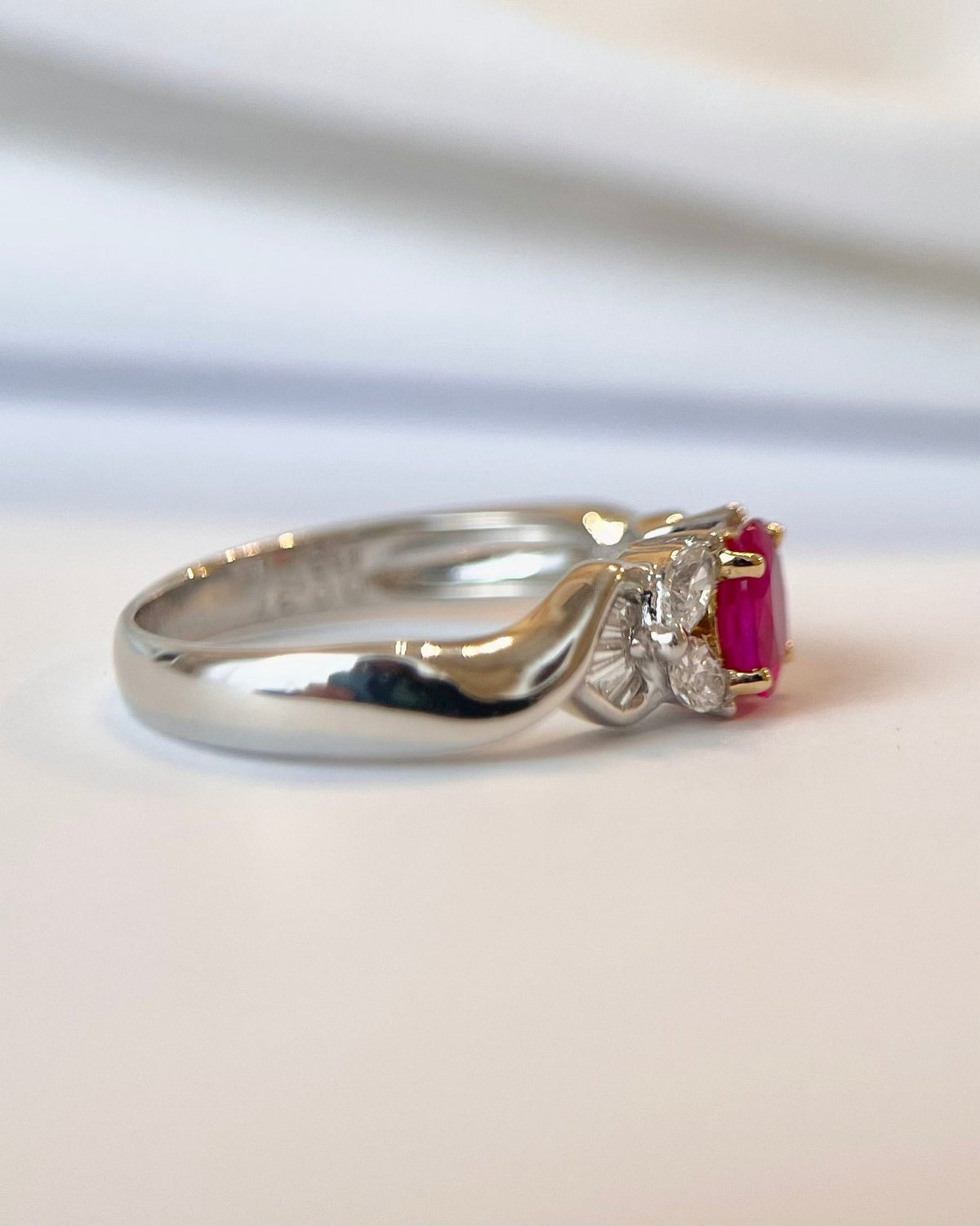 Bague Trilogie Rubis 0.55 carat &amp; Diamants 0.37 carat "Pascaline" - Elliade Paris
