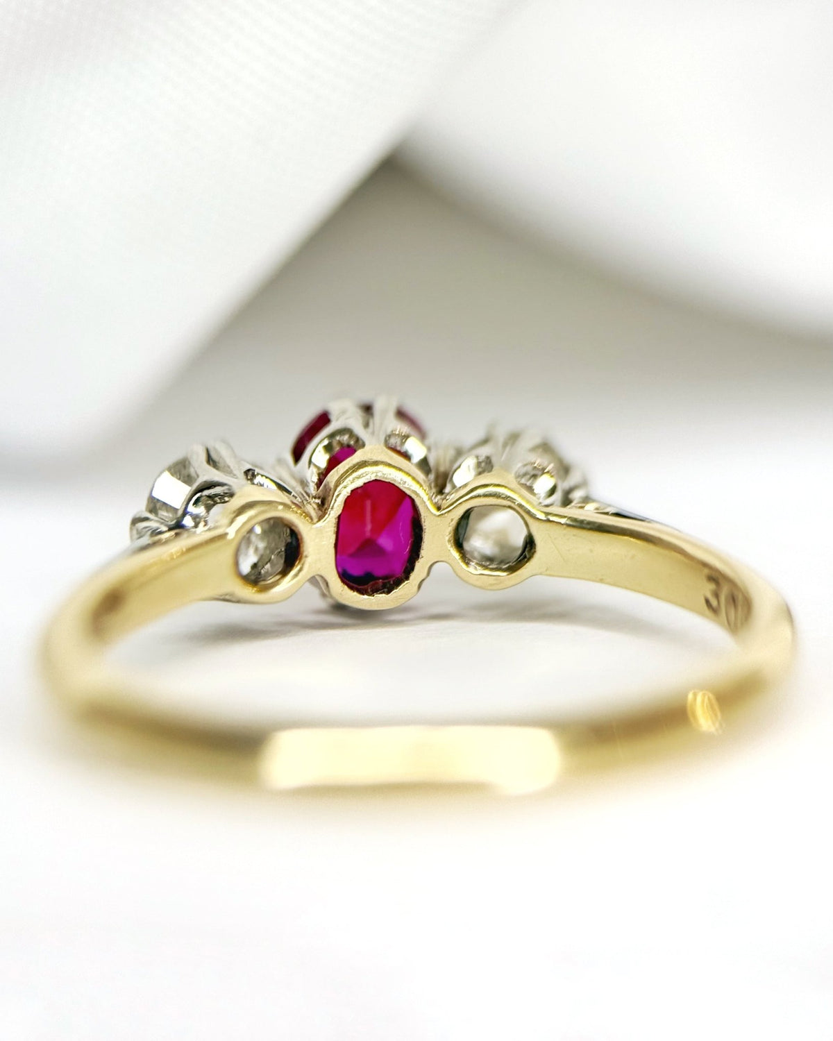 Bague Trilogie Rubis 0.60 carat &amp; Diamants 0.40 carat "Adeline" - Elliade Paris