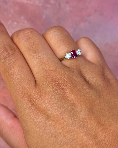 Bague Trilogie Rubis 0.60 carat &amp; Diamants 0.40 carat "Adeline" - Elliade Paris