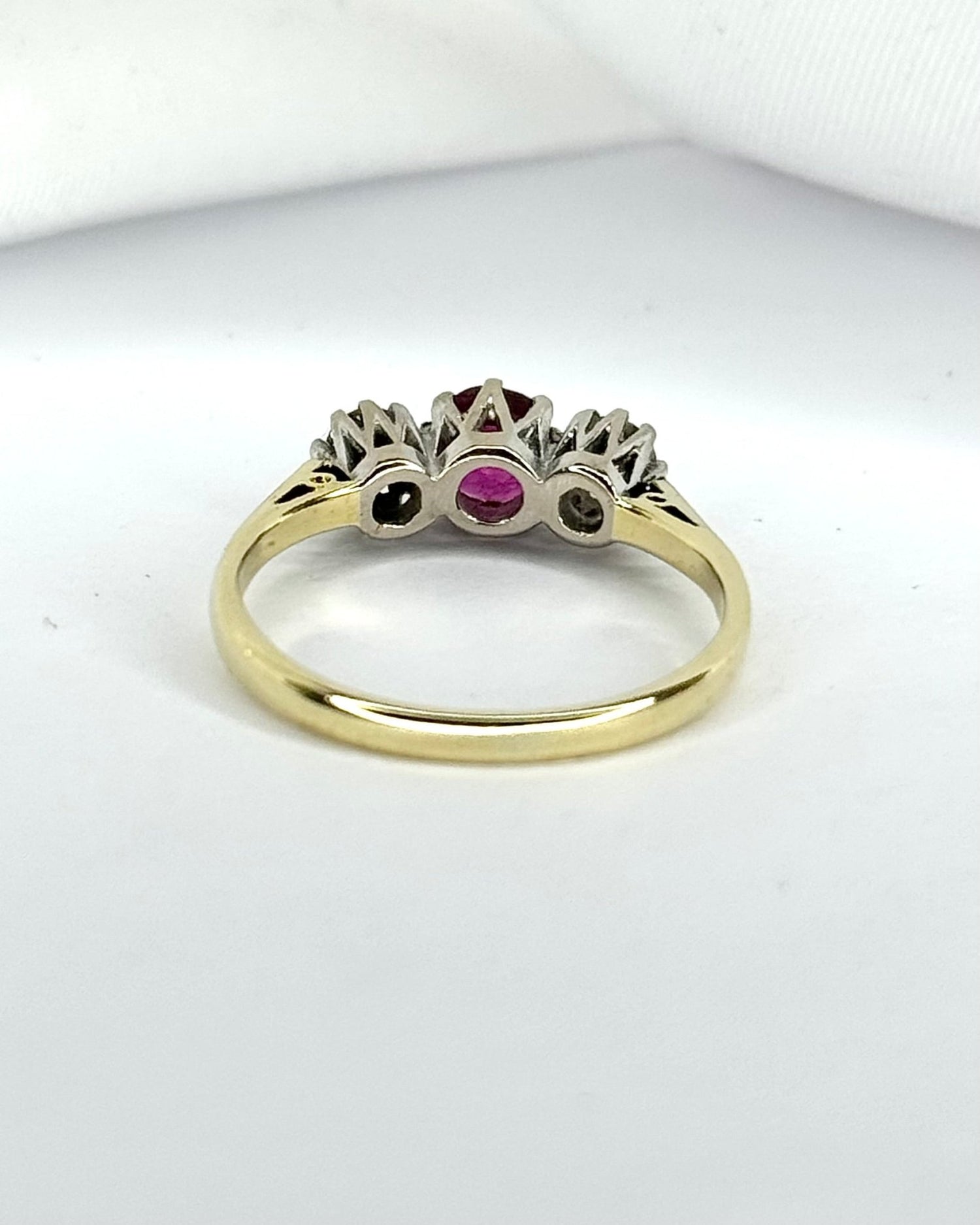 Bague trilogie Rubis 0.62 carat &amp; Diamants 0.20 carat "Célia" - Elliade Paris