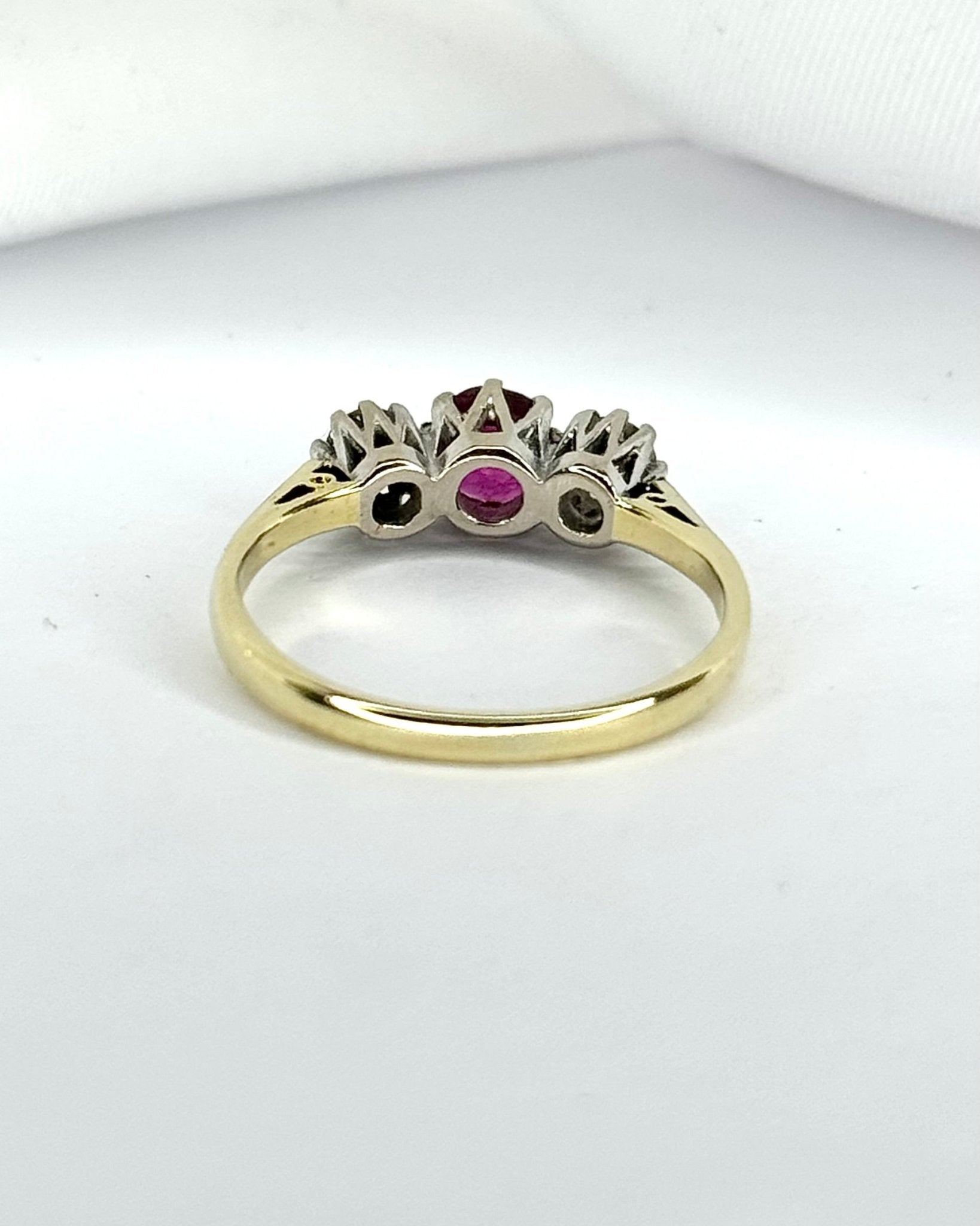 Bague trilogie Rubis 0.62 carat &amp; Diamants 0.20 carat "Célia" - Elliade Paris