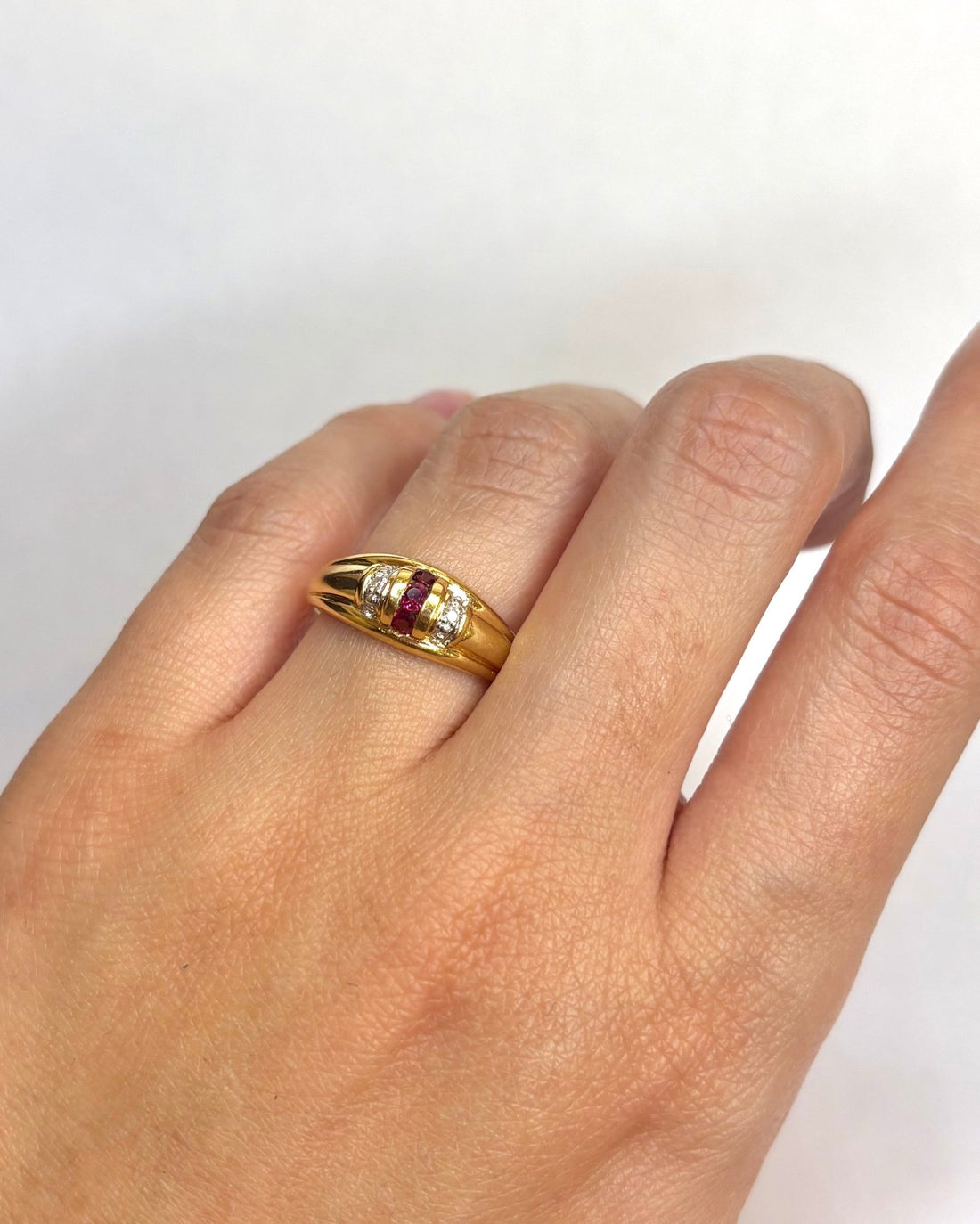 Bague Trilogie Rubis 0.80 carat &amp; Diamants 0.30 carat "Maria" - Elliade Paris