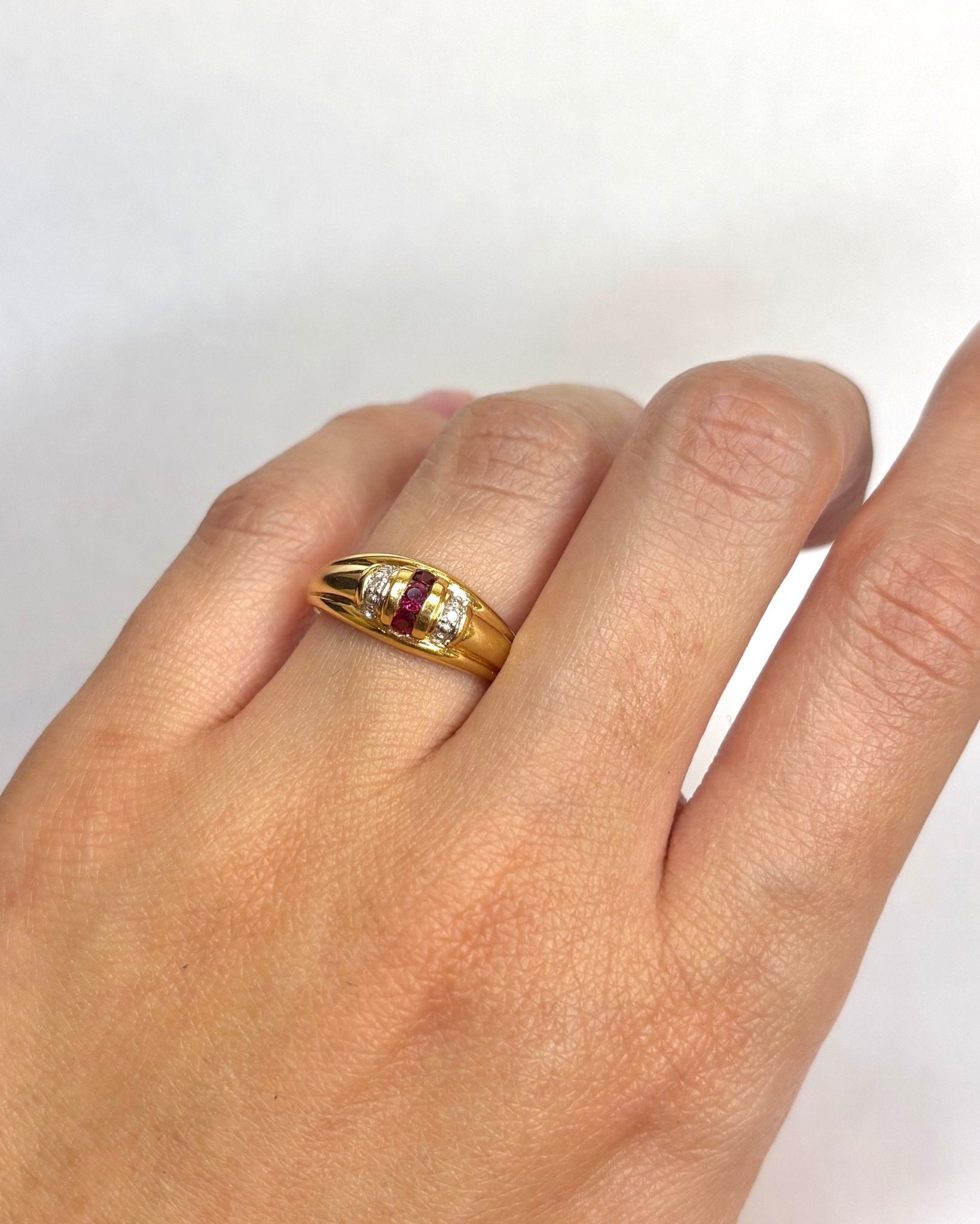 Bague Trilogie Rubis 0.80 carat &amp; Diamants 0.30 carat "Maria" - Elliade Paris