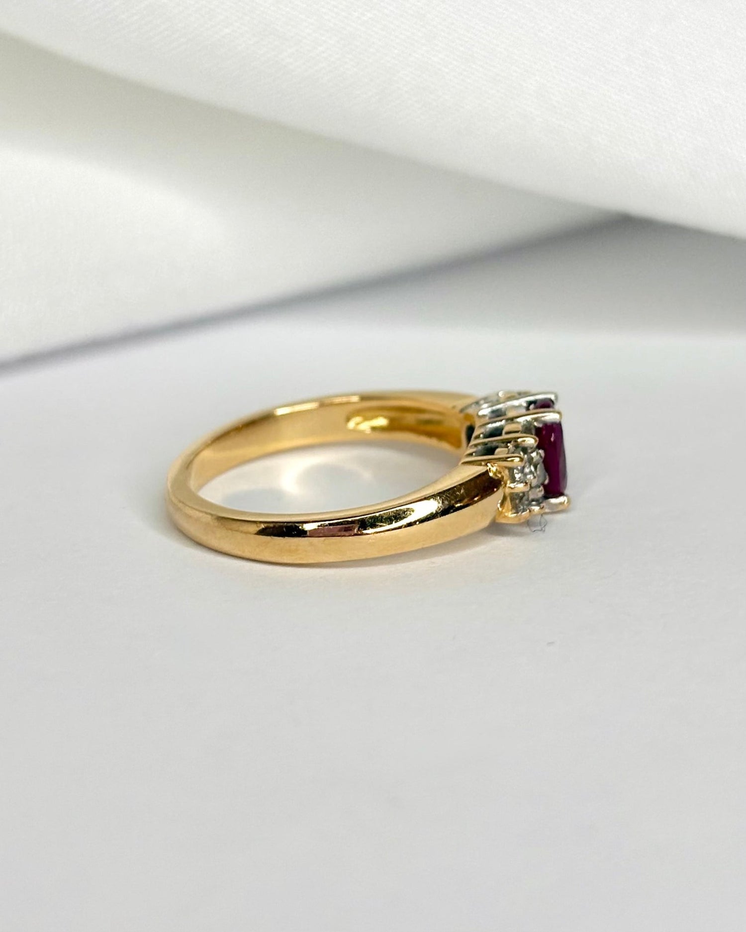 Bague Trilogie Rubis 0.80 carat &amp; Diamants 0.30 carat "Maria" - Elliade Paris