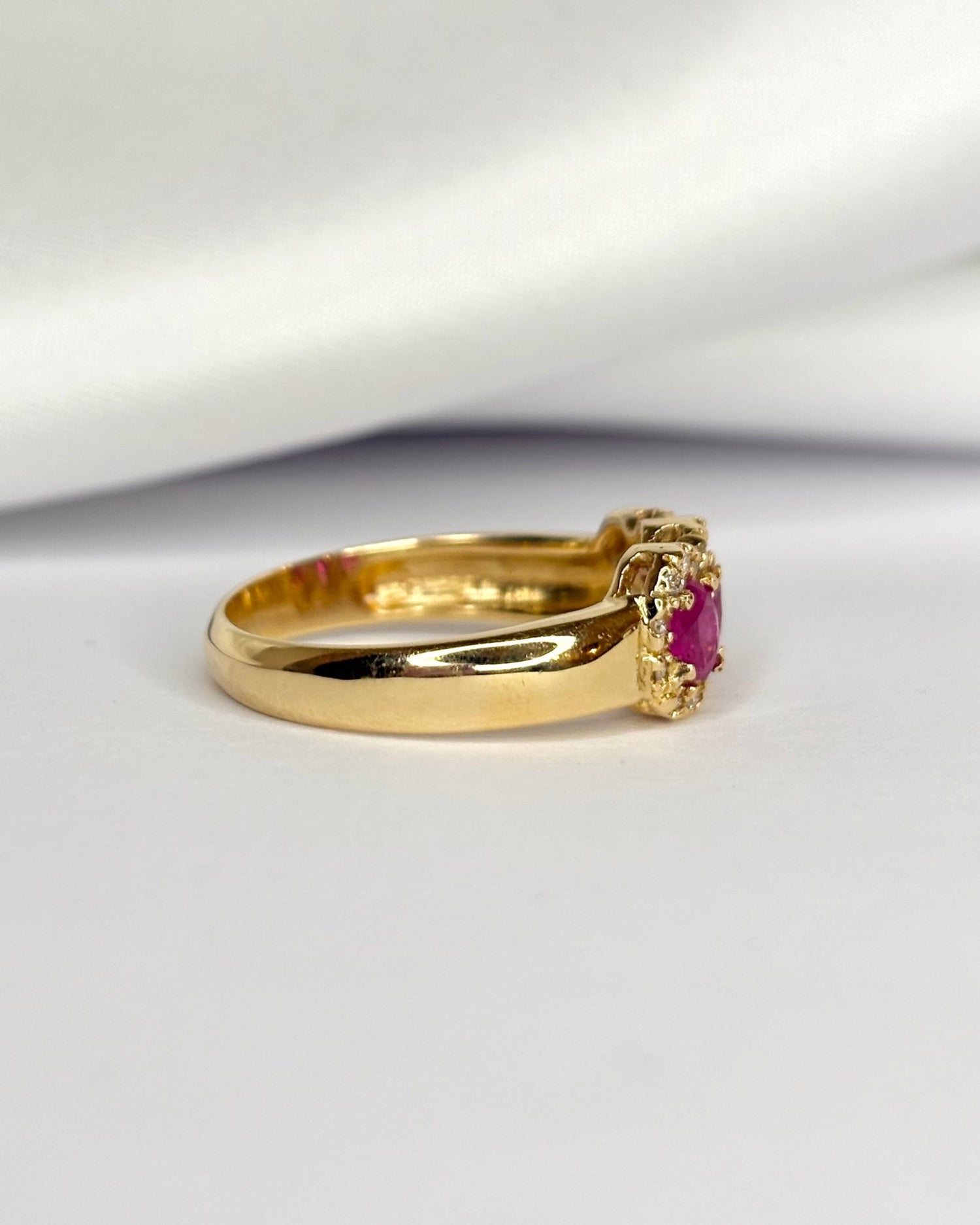 Bague Trilogie Rubis 0.90 carat &amp; Diamants "Iris" - Elliade Paris