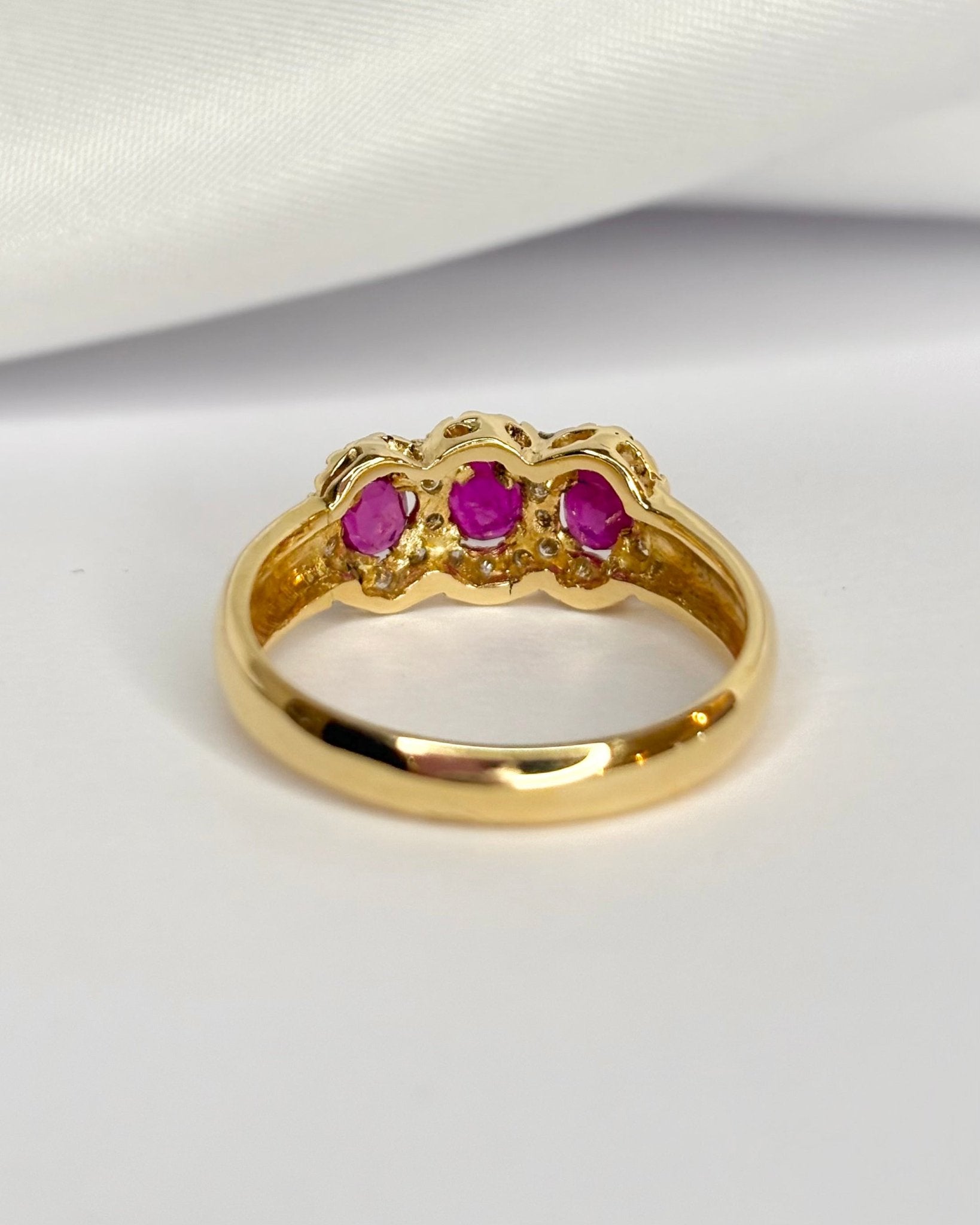 Bague Trilogie Rubis 0.90 carat &amp; Diamants "Iris" - Elliade Paris