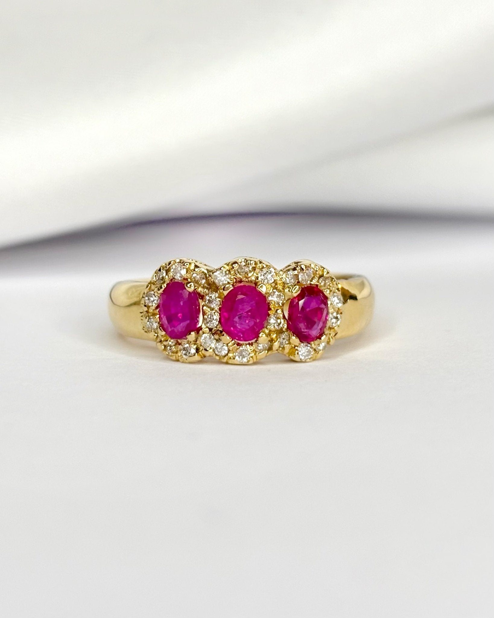 Bague Trilogie Rubis 0.90 carat &amp; Diamants "Iris" - Elliade Paris