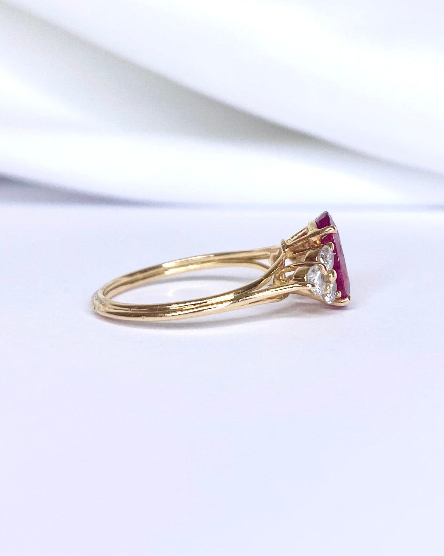 Bague Trilogie Rubis 1.25 carat &amp; Diamants 0.36 carat "Marina" - Elliade Paris