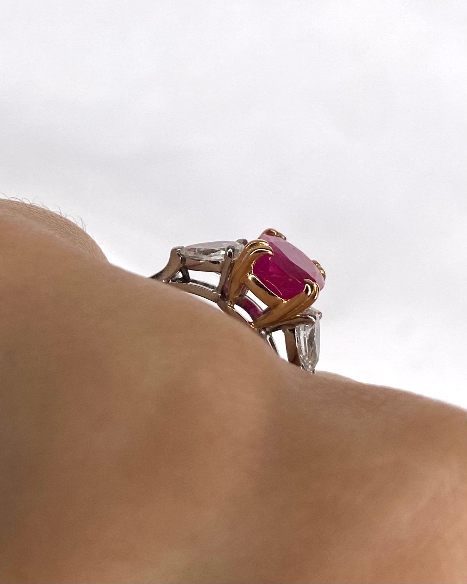 Bague Trilogie Rubis 2.37 carats &amp; Diamants 0.88 carat "Jeannette" - Elliade Paris