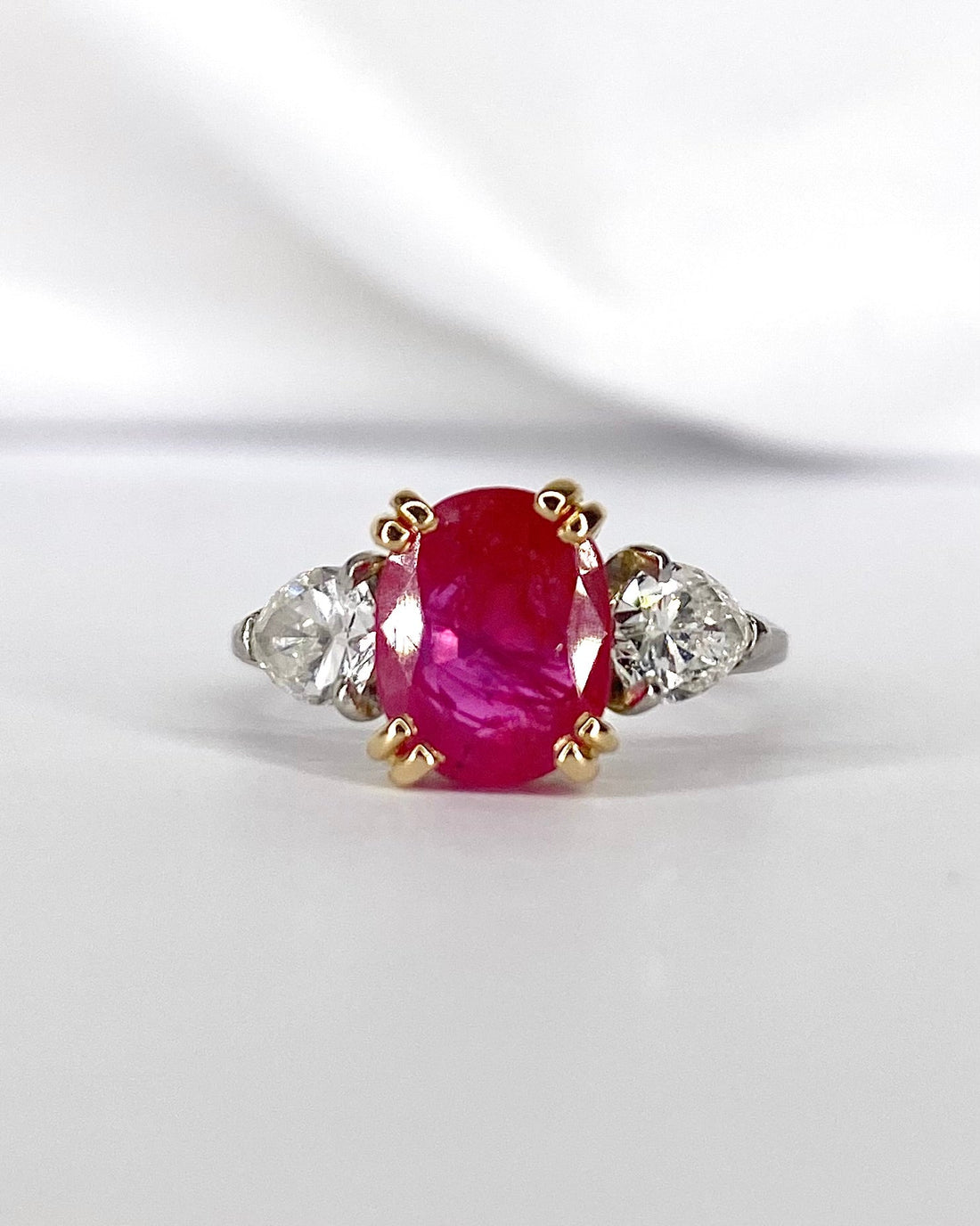 Bague Trilogie Rubis 2.37 carats &amp; Diamants 0.88 carat "Jeannette" - Elliade Paris