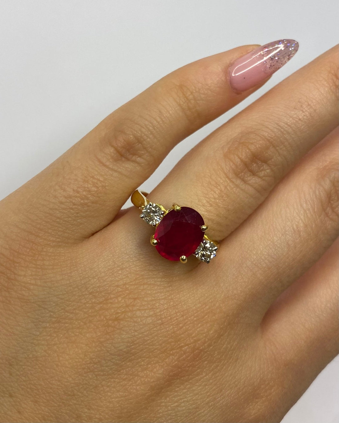 Bague Trilogie Rubis 4.13 carats &amp; Diamants 0.40 carat "Maydelis" - Elliade Paris