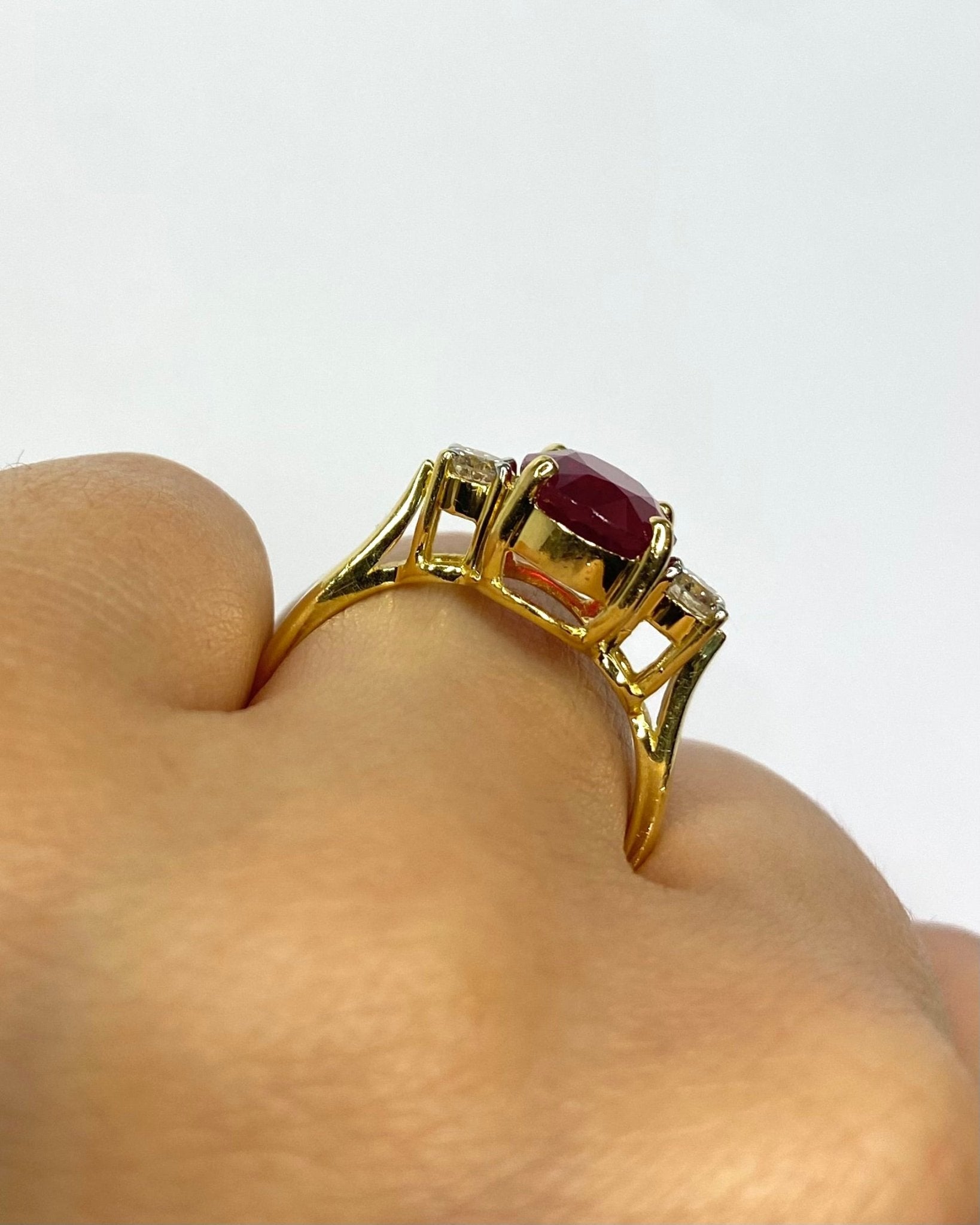 Bague Trilogie Rubis 4.13 carats &amp; Diamants 0.40 carat "Maydelis" - Elliade Paris