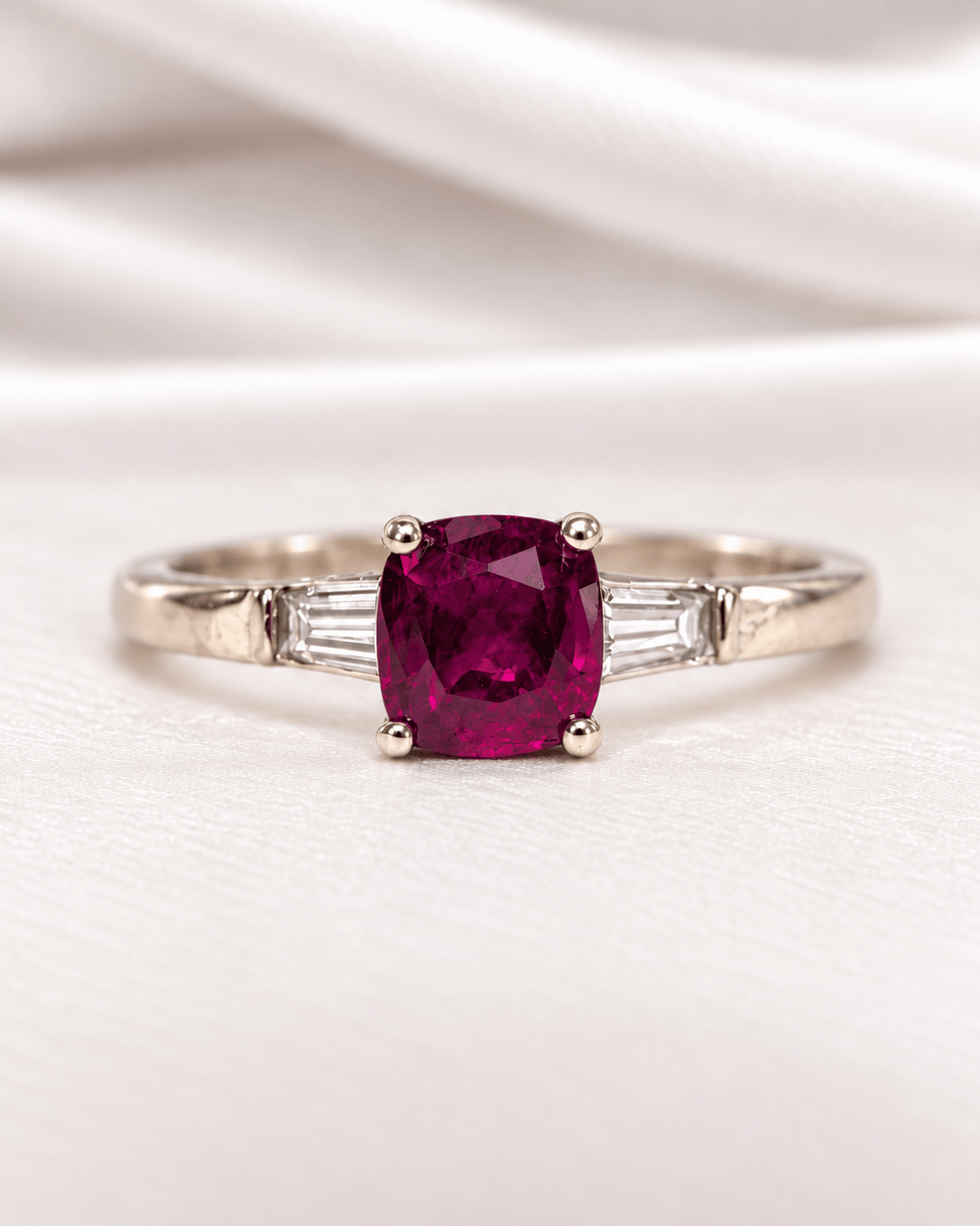 Bague Trilogie Rubis Chatoyant 1.48 carat &amp; Diamants "Zélia" - Elliade Paris