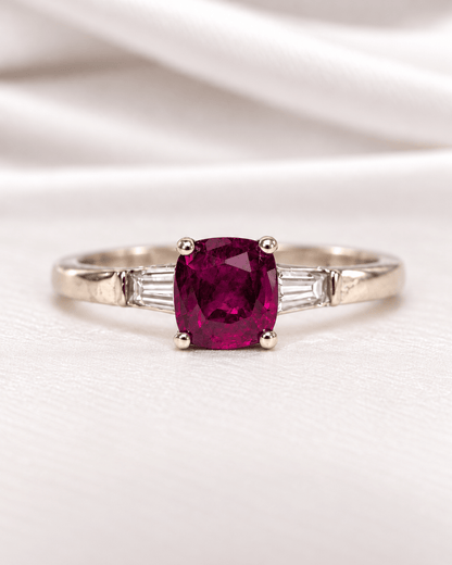 Bague Trilogie Rubis Chatoyant 1.48 carat &amp; Diamants "Zélia" - Elliade Paris
