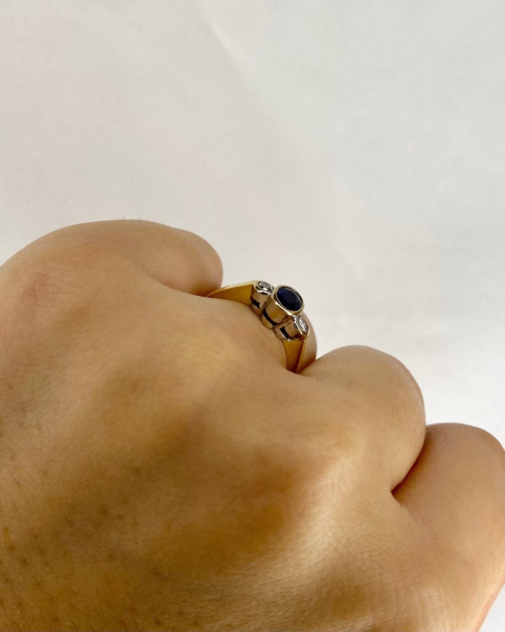 Bague Trilogie Saphir 0.45 carat &amp; 2 Diamants "Maïlys" - Elliade Paris