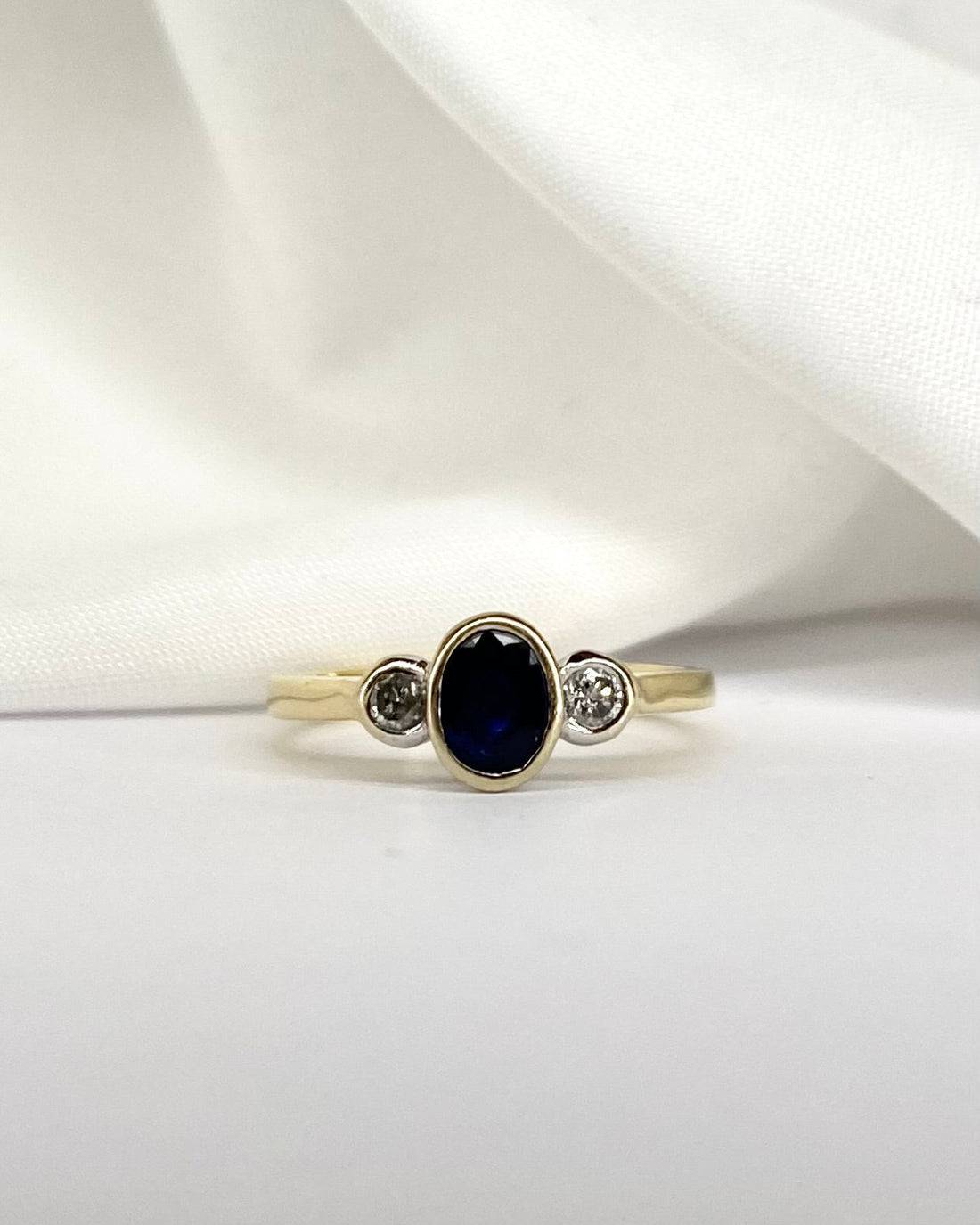 Bague Trilogie Saphir 0.45 carat &amp; 2 Diamants &quot;Maïlys&quot; - Elliade Paris