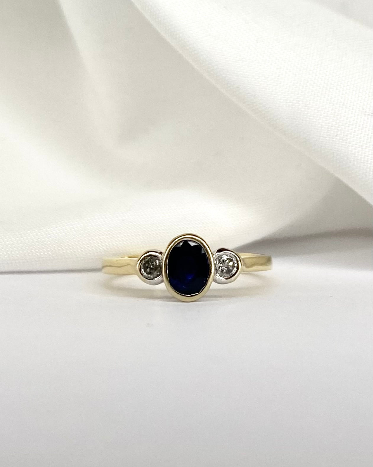 Bague Trilogie Saphir 0.45 carat &amp; 2 Diamants "Maïlys" - Elliade Paris