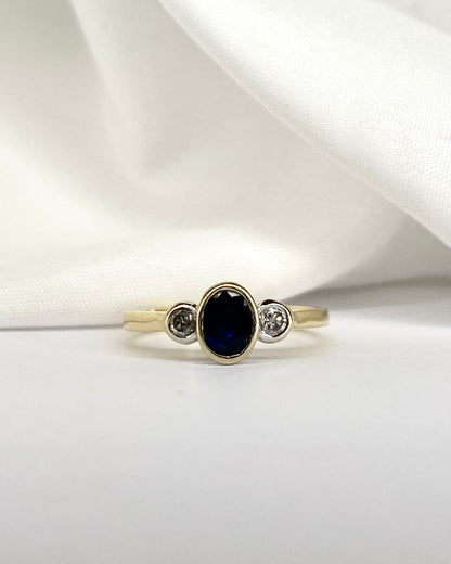 Bague Trilogie Saphir 0.45 carat &amp; 2 Diamants &quot;Maïlys&quot; - Elliade Paris