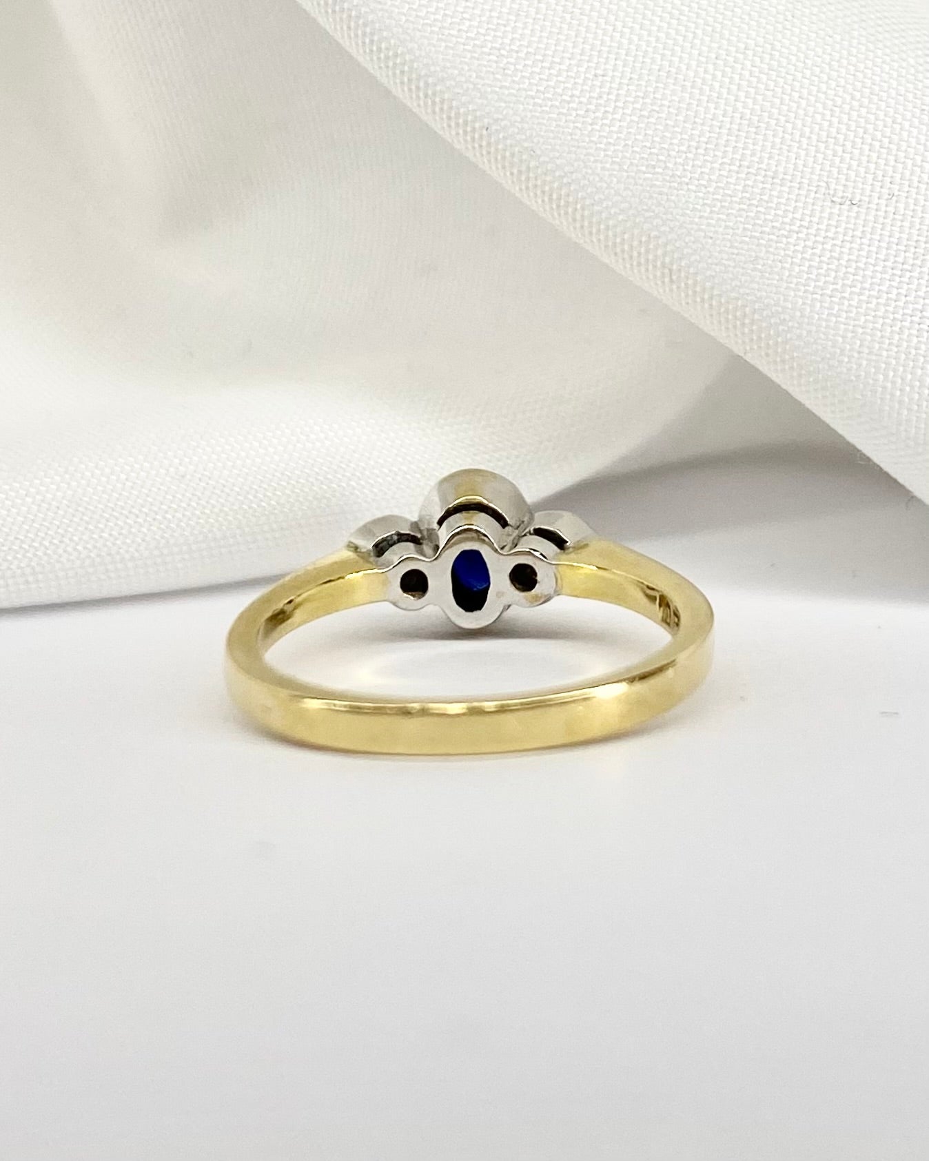 Bague Trilogie Saphir 0.45 carat &amp; 2 Diamants "Maïlys" - Elliade Paris