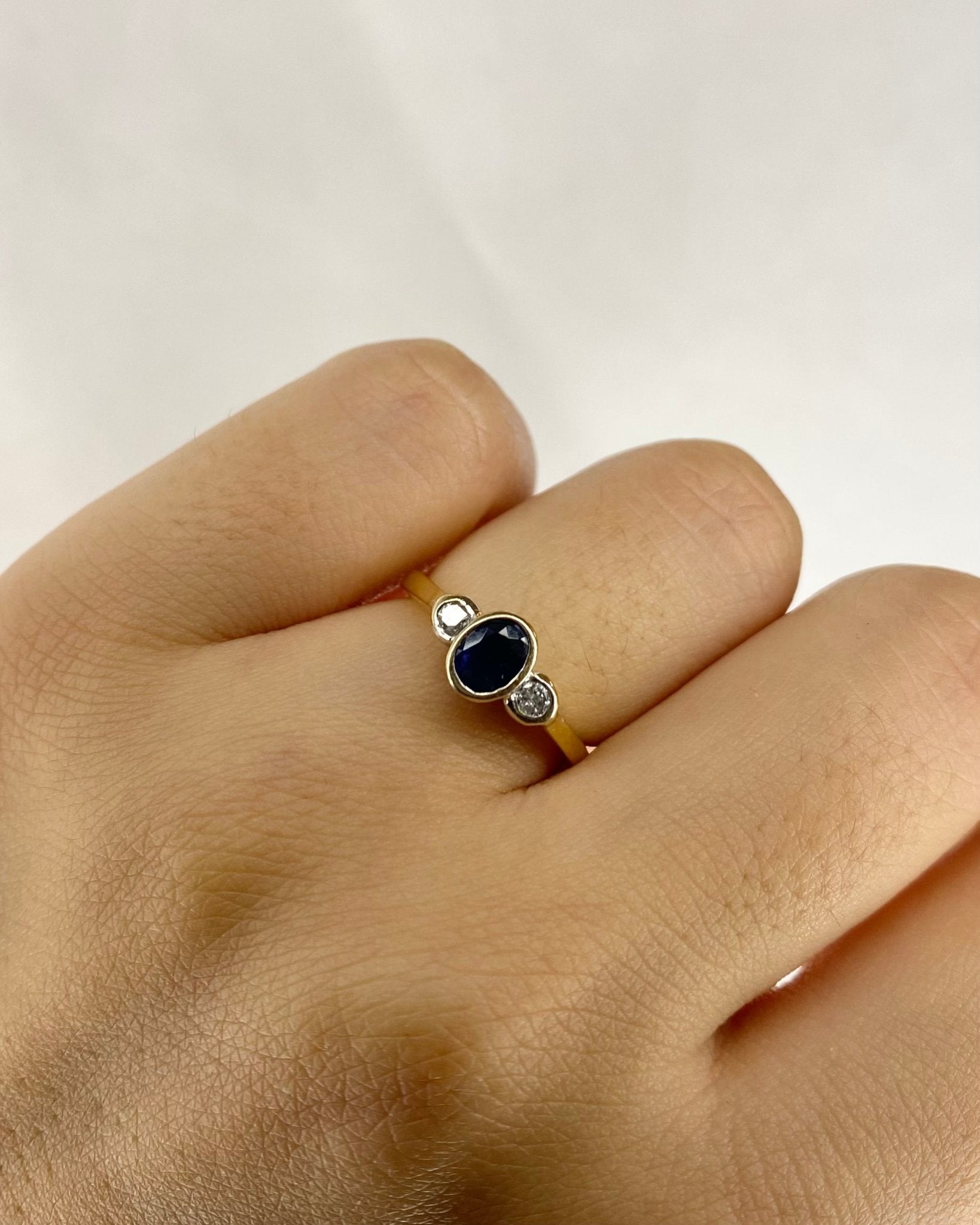 Bague Trilogie Saphir 0.45 carat &amp; 2 Diamants "Maïlys" - Elliade Paris