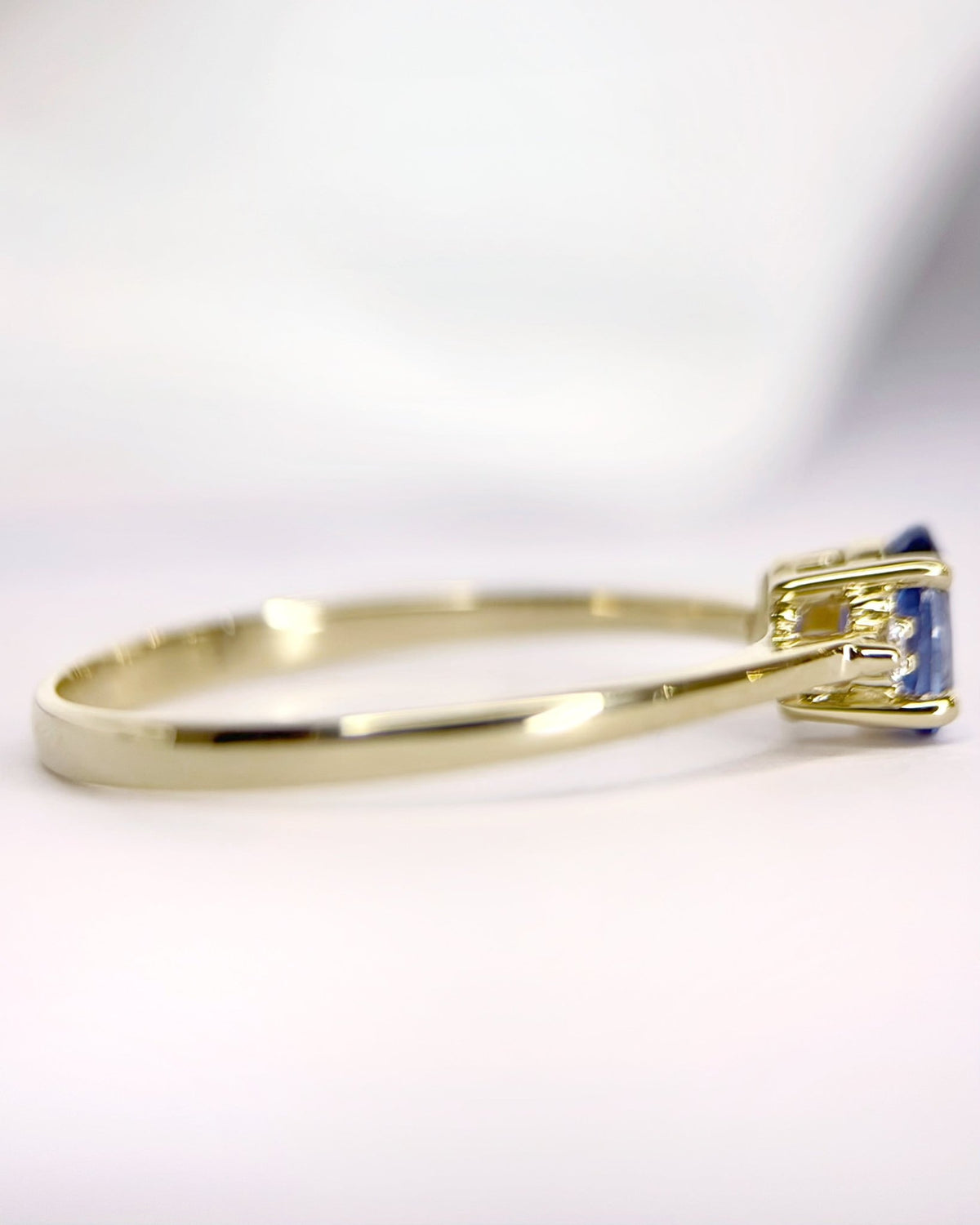 Bague Trilogie Saphir 0.49 carat &amp; Diamants "Lana" - Elliade Paris