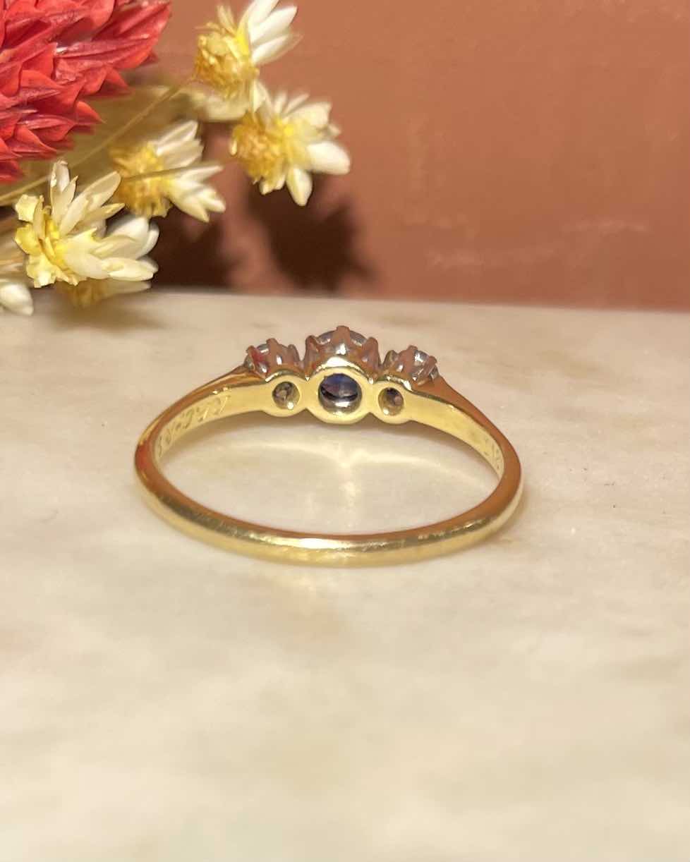 Bague Trilogie Saphir 0.50 carat &amp; Diamants &quot;Gabrielle&quot; - Elliade Paris