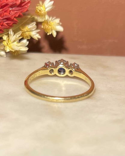 Bague Trilogie Saphir 0.50 carat &amp; Diamants &quot;Gabrielle&quot; - Elliade Paris