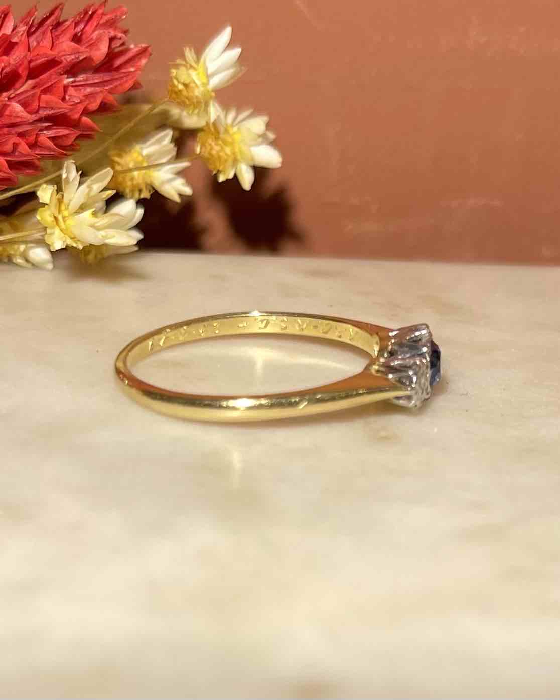 Bague Trilogie Saphir 0.50 carat &amp; Diamants "Gabrielle" - Elliade Paris