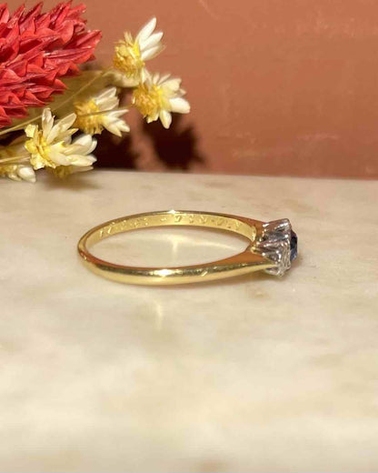 Bague Trilogie Saphir 0.50 carat &amp; Diamants &quot;Gabrielle&quot; - Elliade Paris