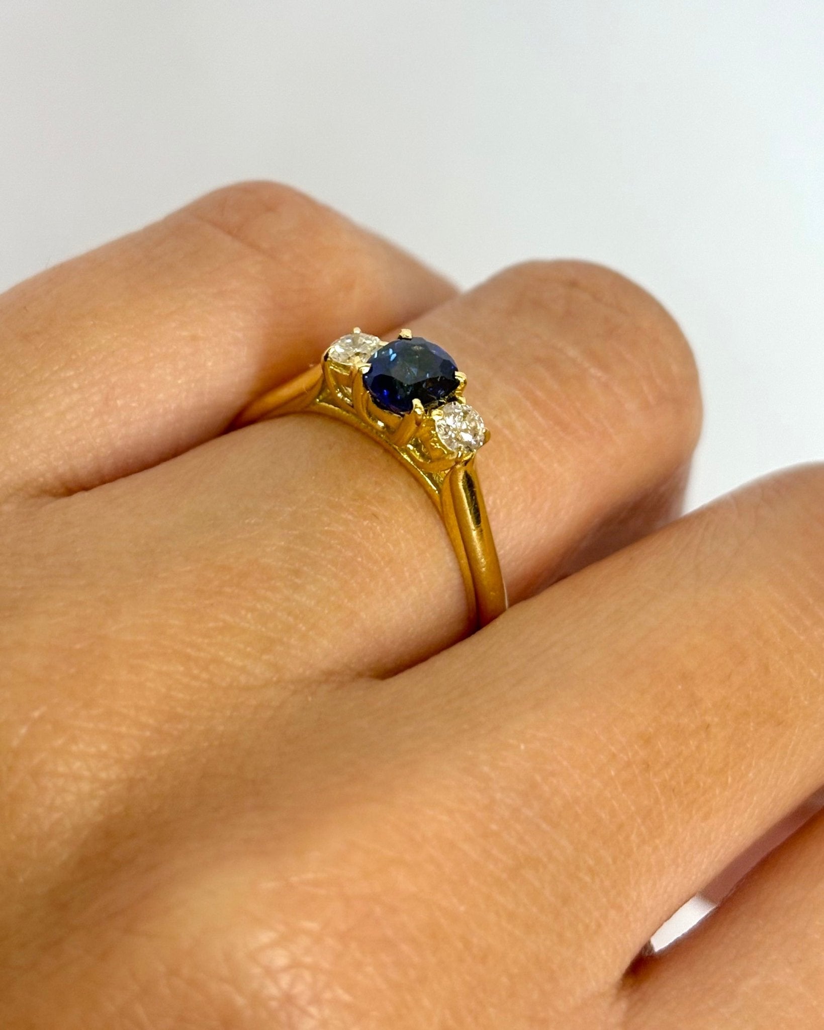 Bague Trilogie Saphir 0.52 ct &amp; Diamants 0.20 ct "Evi" - Elliade Paris
