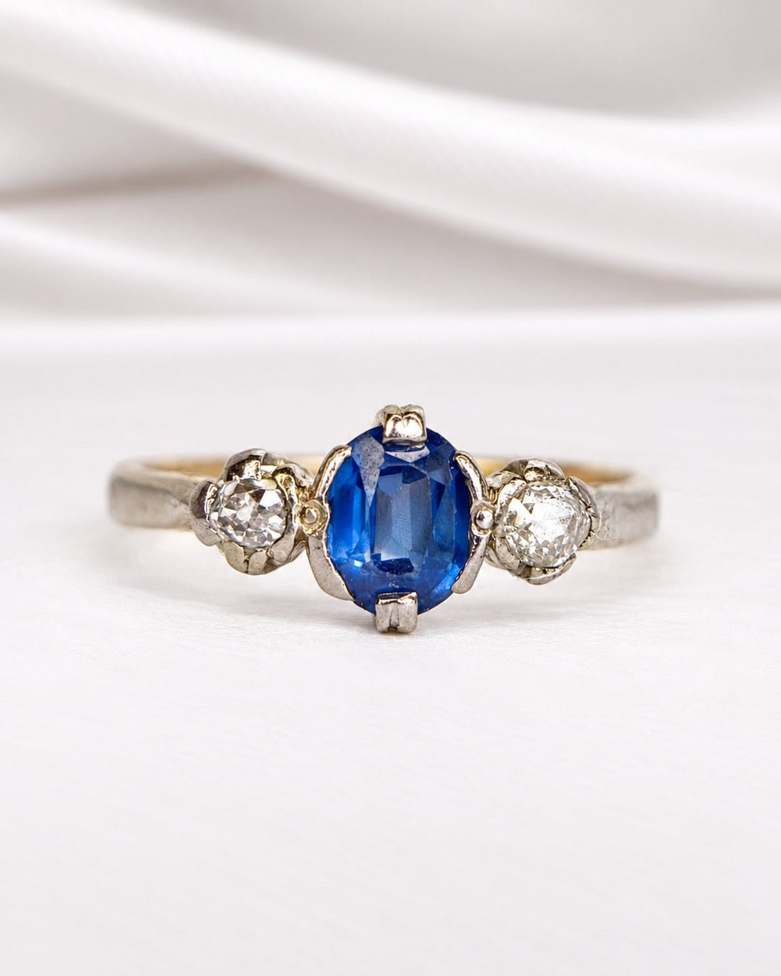 Bague Trilogie Saphir 0.55 carat &amp; Diamants "Surya" - Elliade Paris