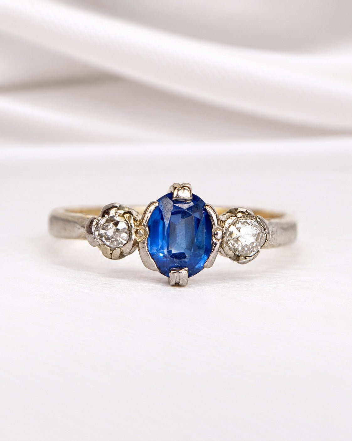 Bague Trilogie Saphir 0.55 carat &amp; Diamants "Surya" - Elliade Paris