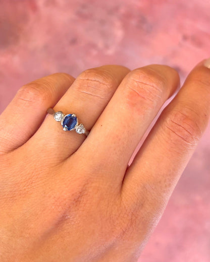Bague Trilogie Saphir 0.55 carat &amp; Diamants "Surya" - Elliade Paris