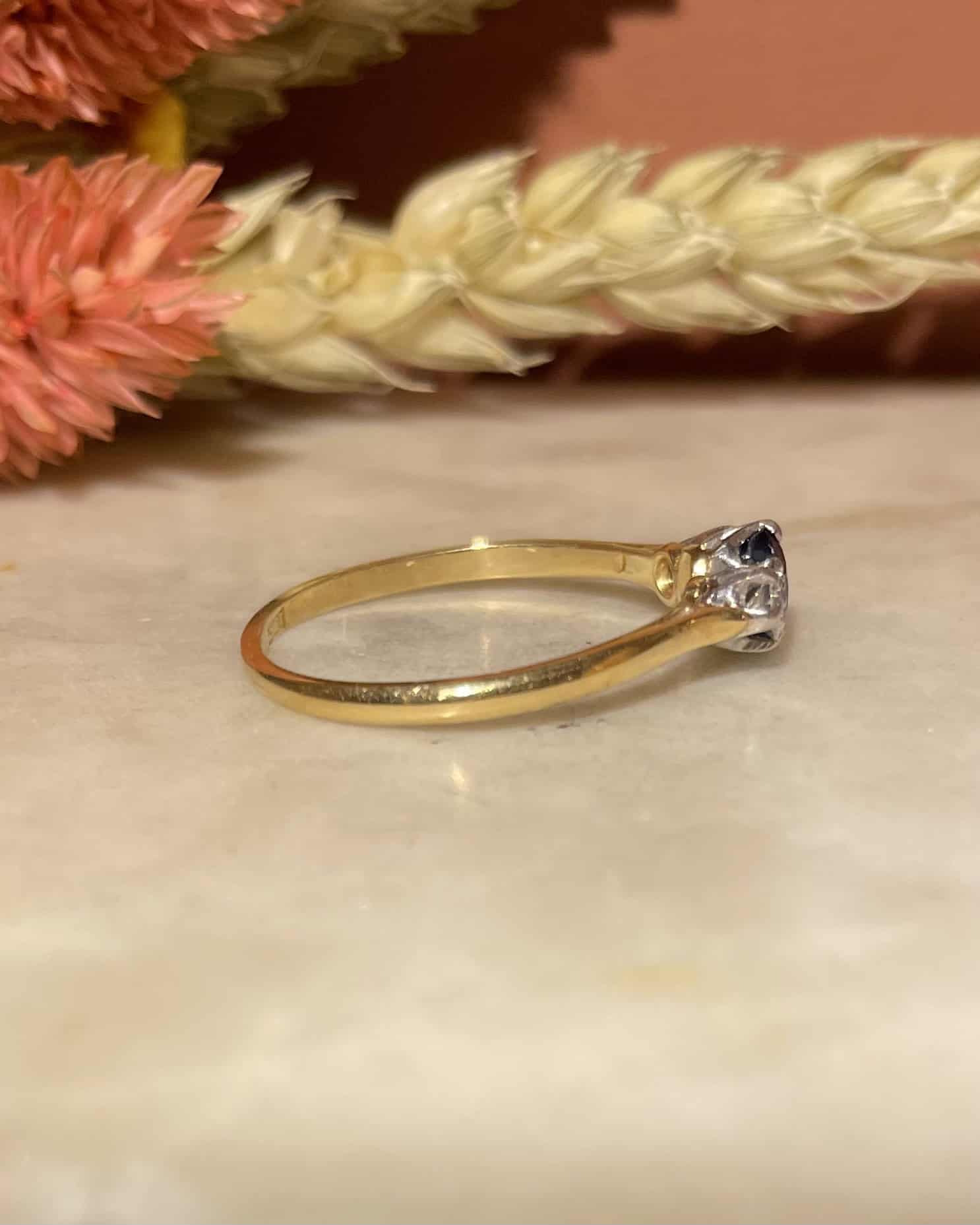 Bague Trilogie Saphir 0.55 carat &amp; Diamants "Viviane" - Elliade Paris