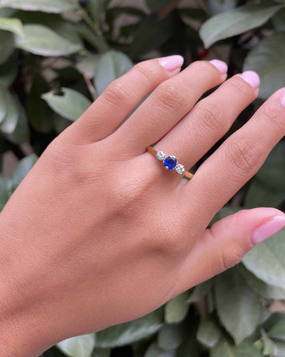 Bague Trilogie Saphir 0.55 carat &amp; Diamants &quot;Viviane&quot; - Elliade Paris