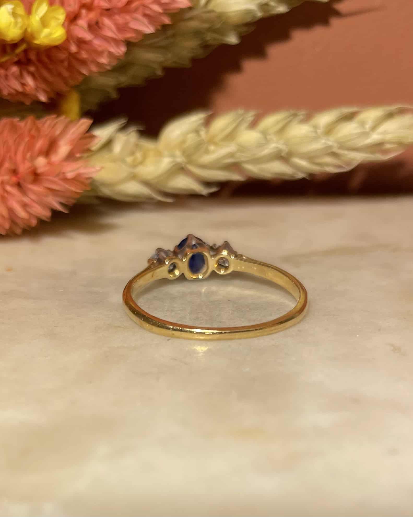 Bague Trilogie Saphir 0.55 carat &amp; Diamants "Viviane" - Elliade Paris