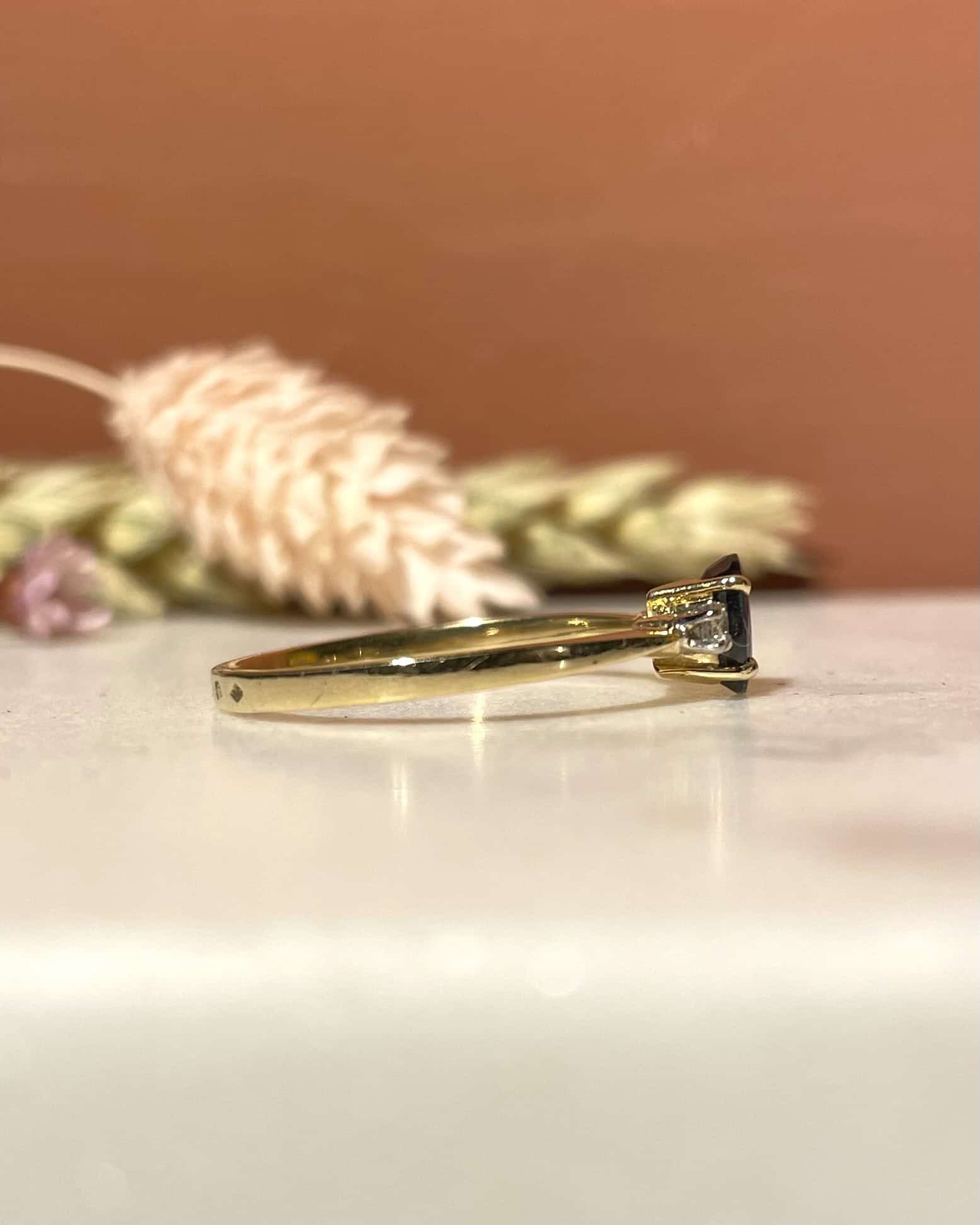 Bague Trilogie Saphir 0.60 carat &amp; Diamants "Lucile" - Elliade Paris