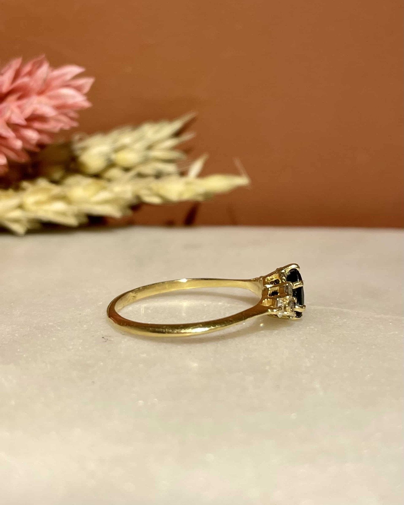 Bague Trilogie Saphir 0.60 carat &amp; Diamants "Maeve" - Elliade Paris