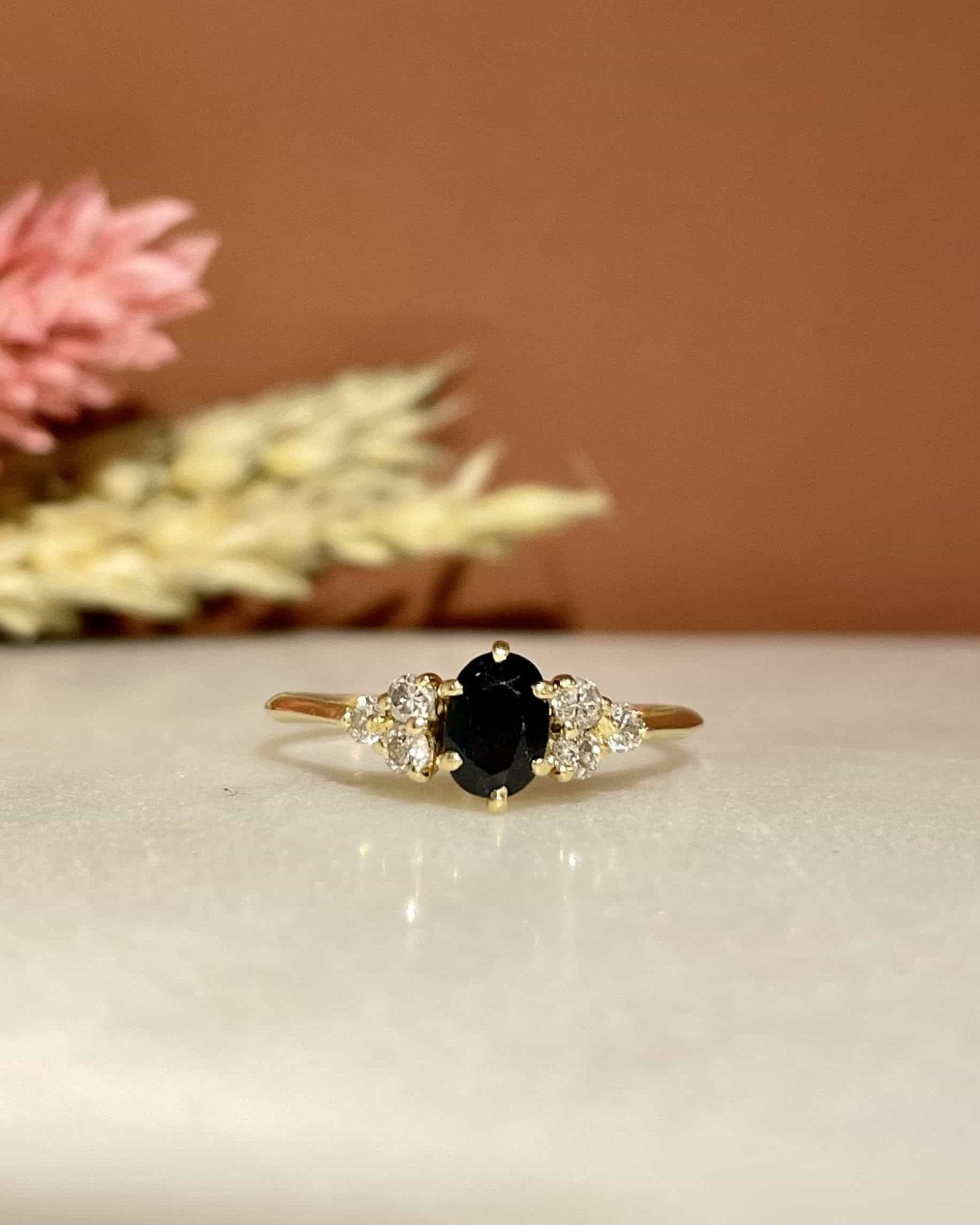 Bague Trilogie Saphir 0.60 carat &amp; Diamants "Maeve" - Elliade Paris