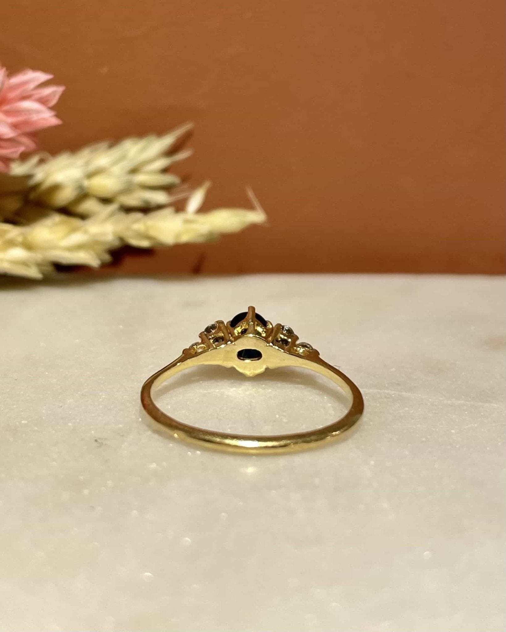 Bague Trilogie Saphir 0.60 carat &amp; Diamants "Maeve" - Elliade Paris
