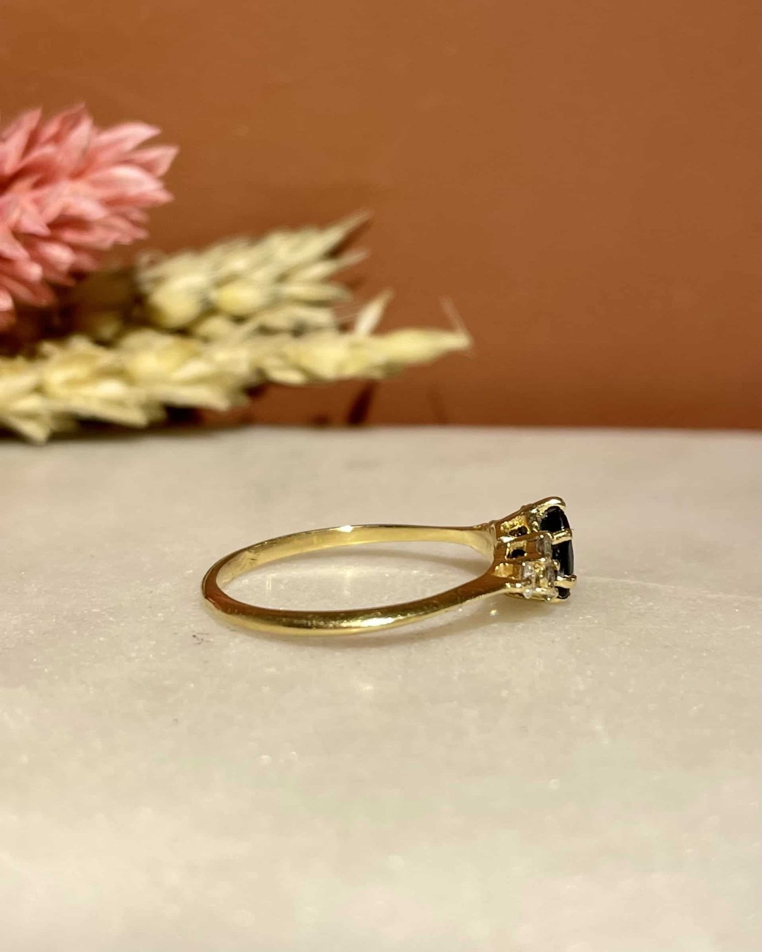 Bague Trilogie Saphir 0.60 carat &amp; Diamants &quot;Maeve&quot; - Elliade Paris