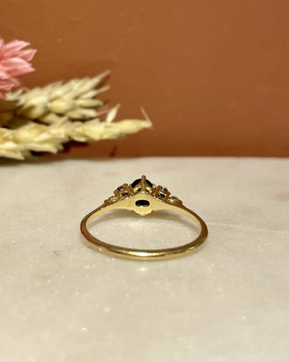 Bague Trilogie Saphir 0.60 carat &amp; Diamants &quot;Maeve&quot; - Elliade Paris