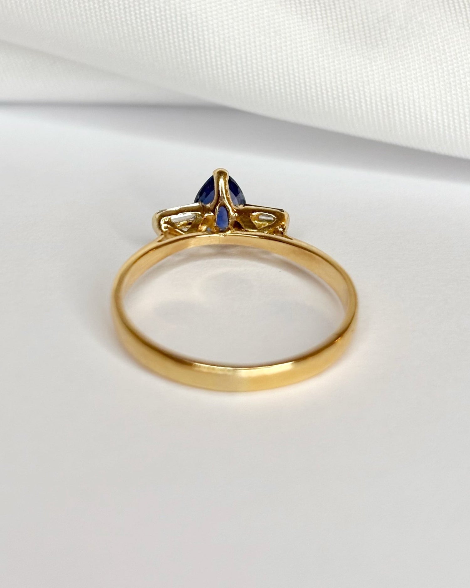 Bague Trilogie Saphir 0.60 carat &amp; Diamants "Prisca" - Elliade Paris