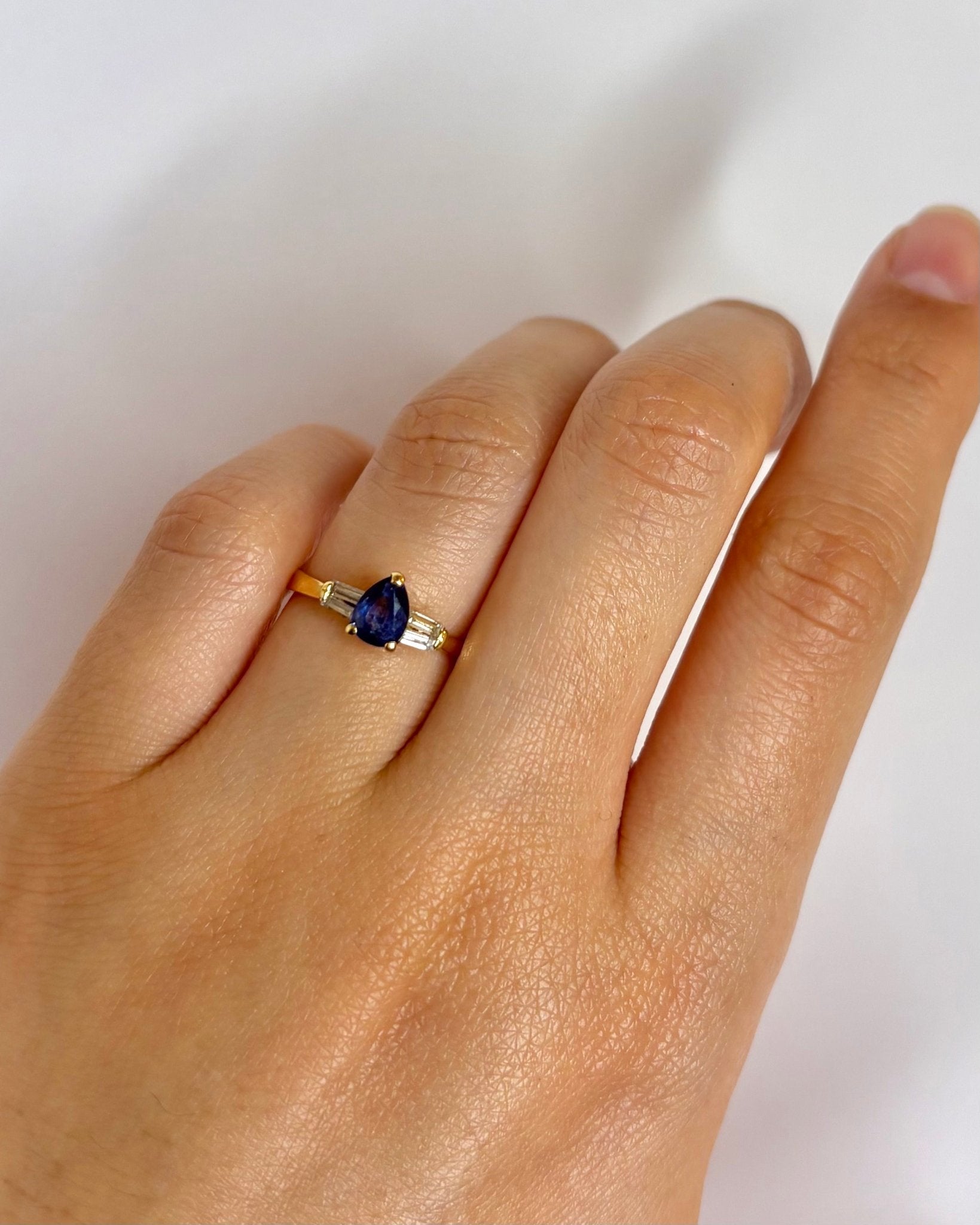 Bague Trilogie Saphir 0.60 carat &amp; Diamants "Prisca" - Elliade Paris
