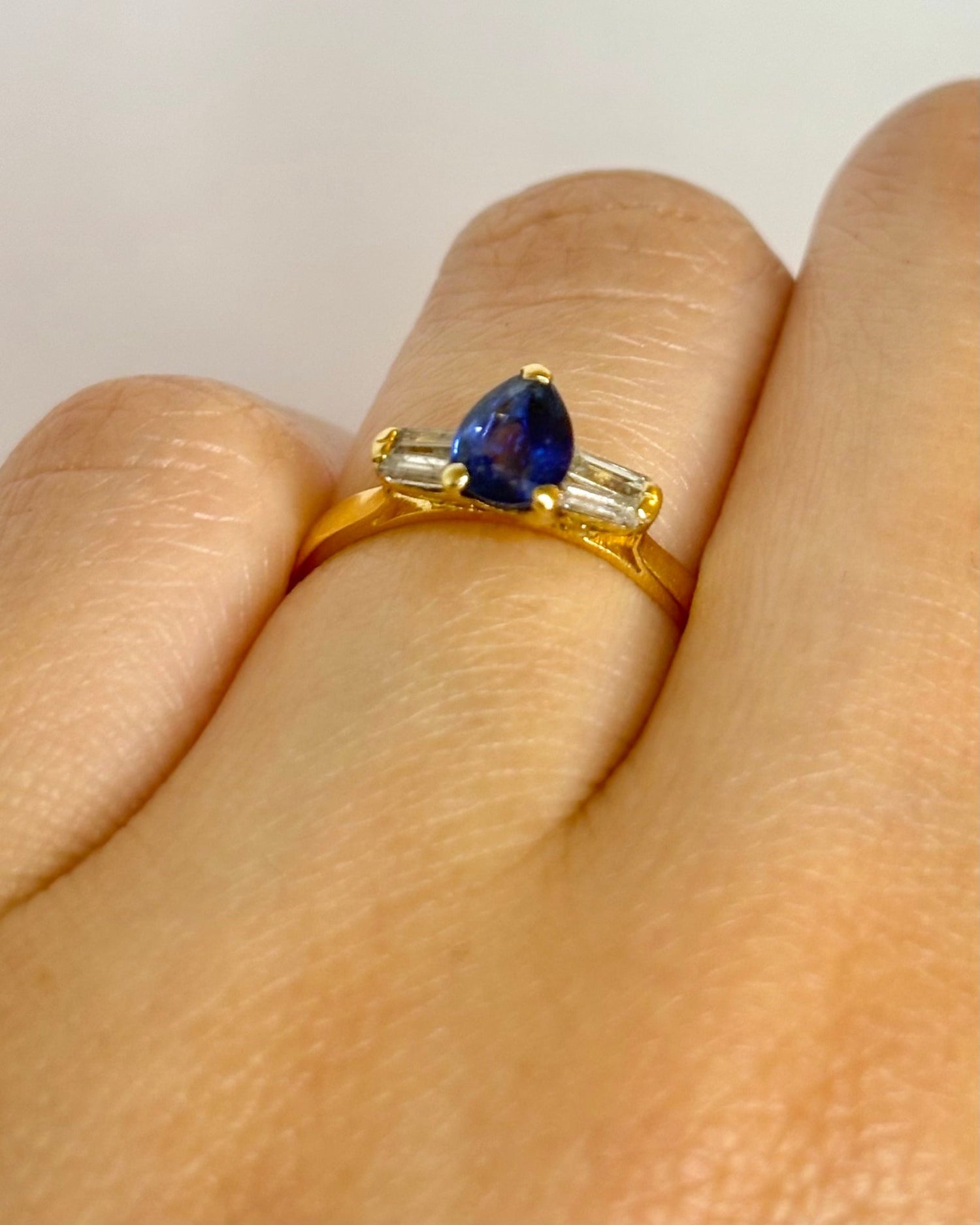 Bague Trilogie Saphir 0.60 carat &amp; Diamants "Prisca" - Elliade Paris