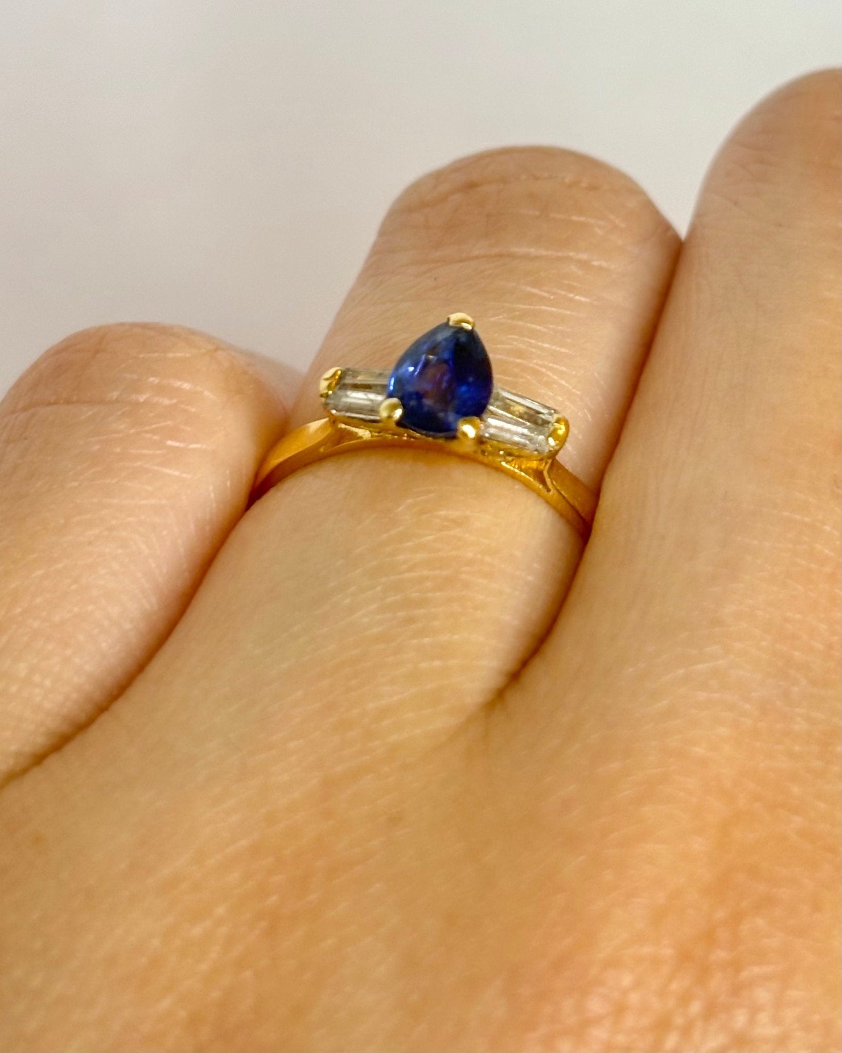Bague Trilogie Saphir 0.60 carat &amp; Diamants "Prisca" - Elliade Paris